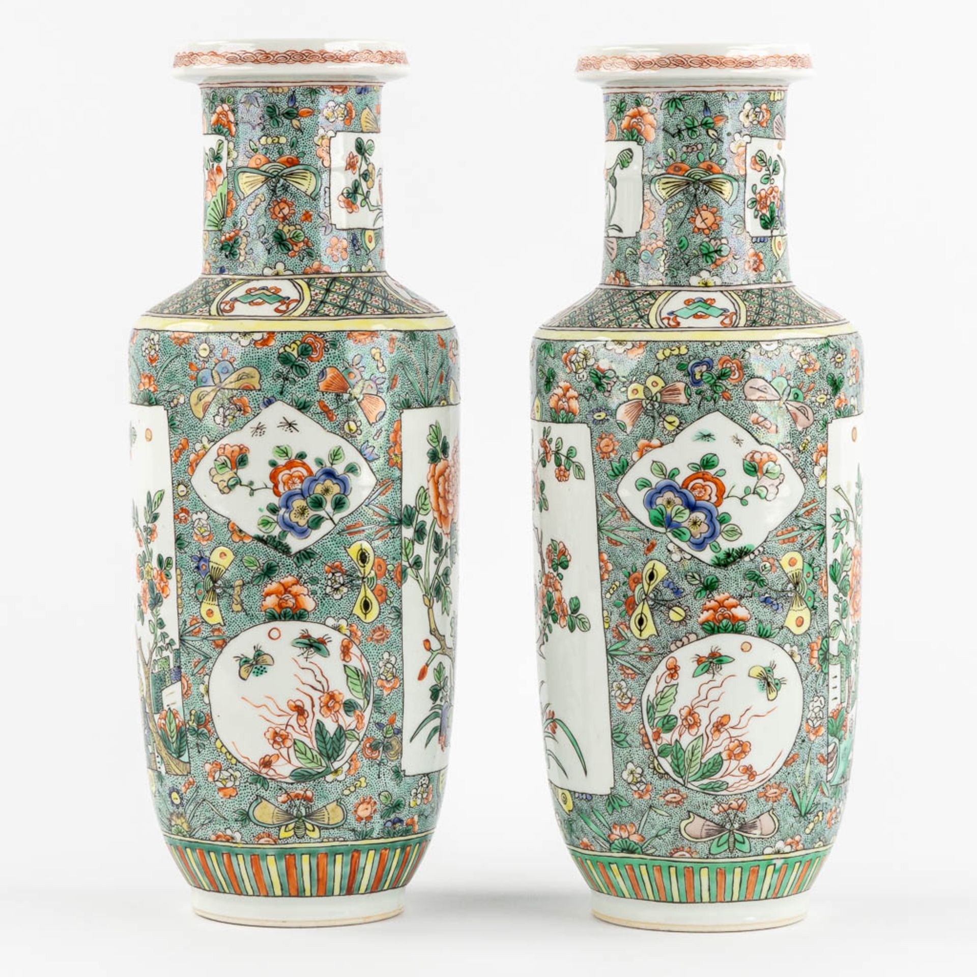 A pair of Chinese Famille Verte vases, decorated with flowers and symbols of happiness. 19th/20th C. - Bild 3 aus 11
