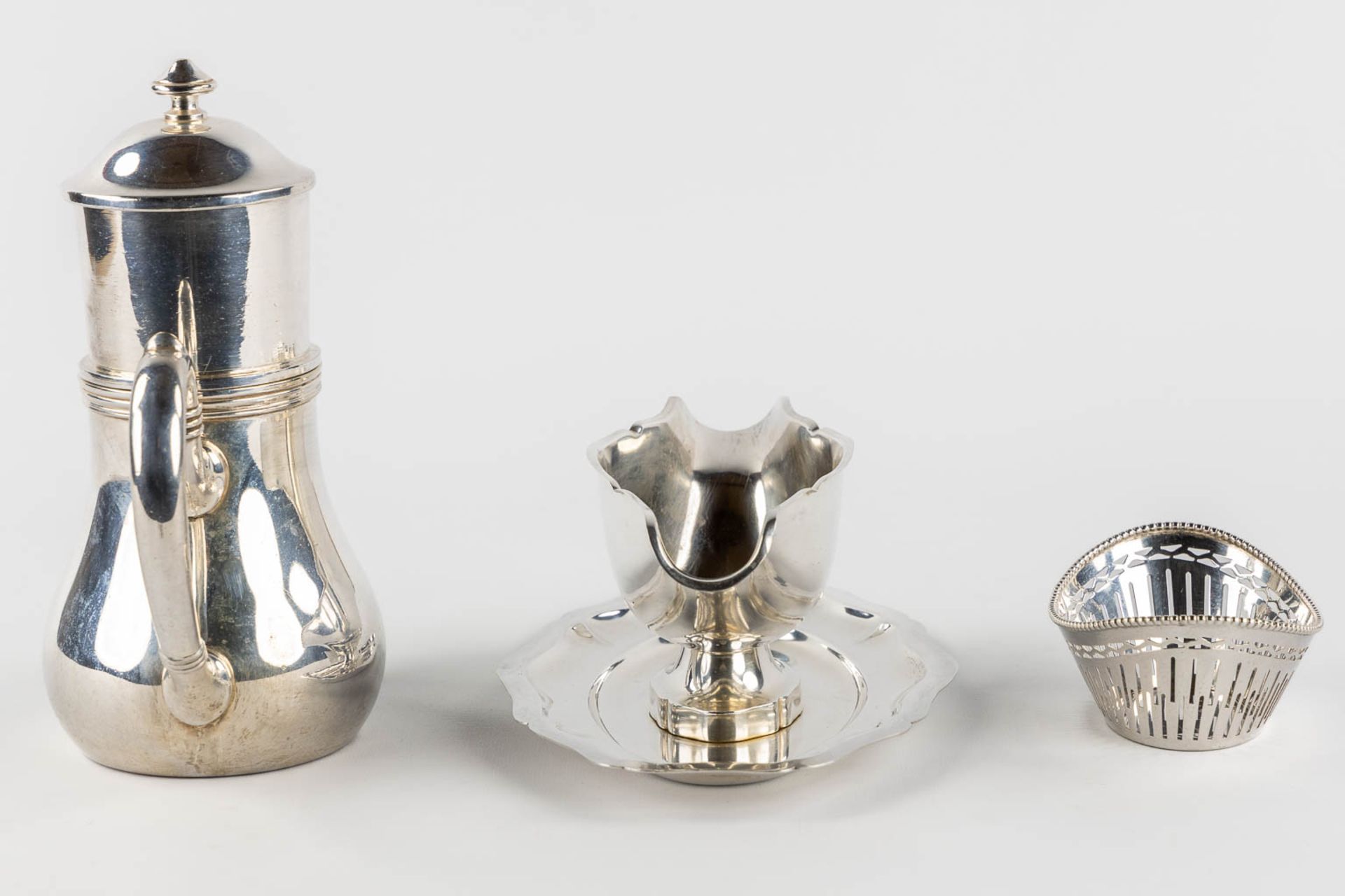 A collection of silver-plated serving accessories, saucer, coffee pot and a basket. (L:32 x W:52 cm) - Bild 8 aus 14