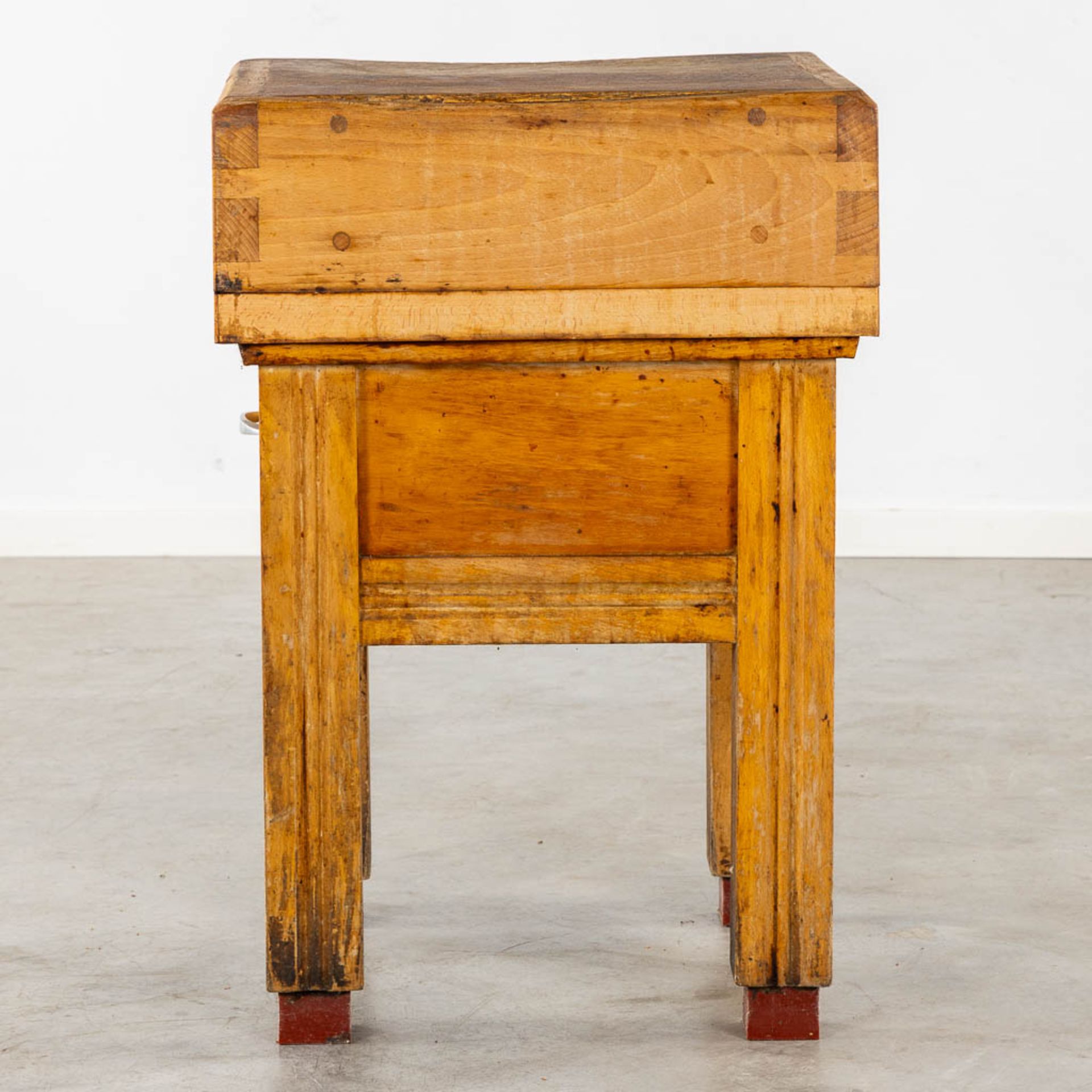 A decorative 'Butchers Block', solid hardwood. (L:60 x W:60 x H:87 cm) - Bild 4 aus 10