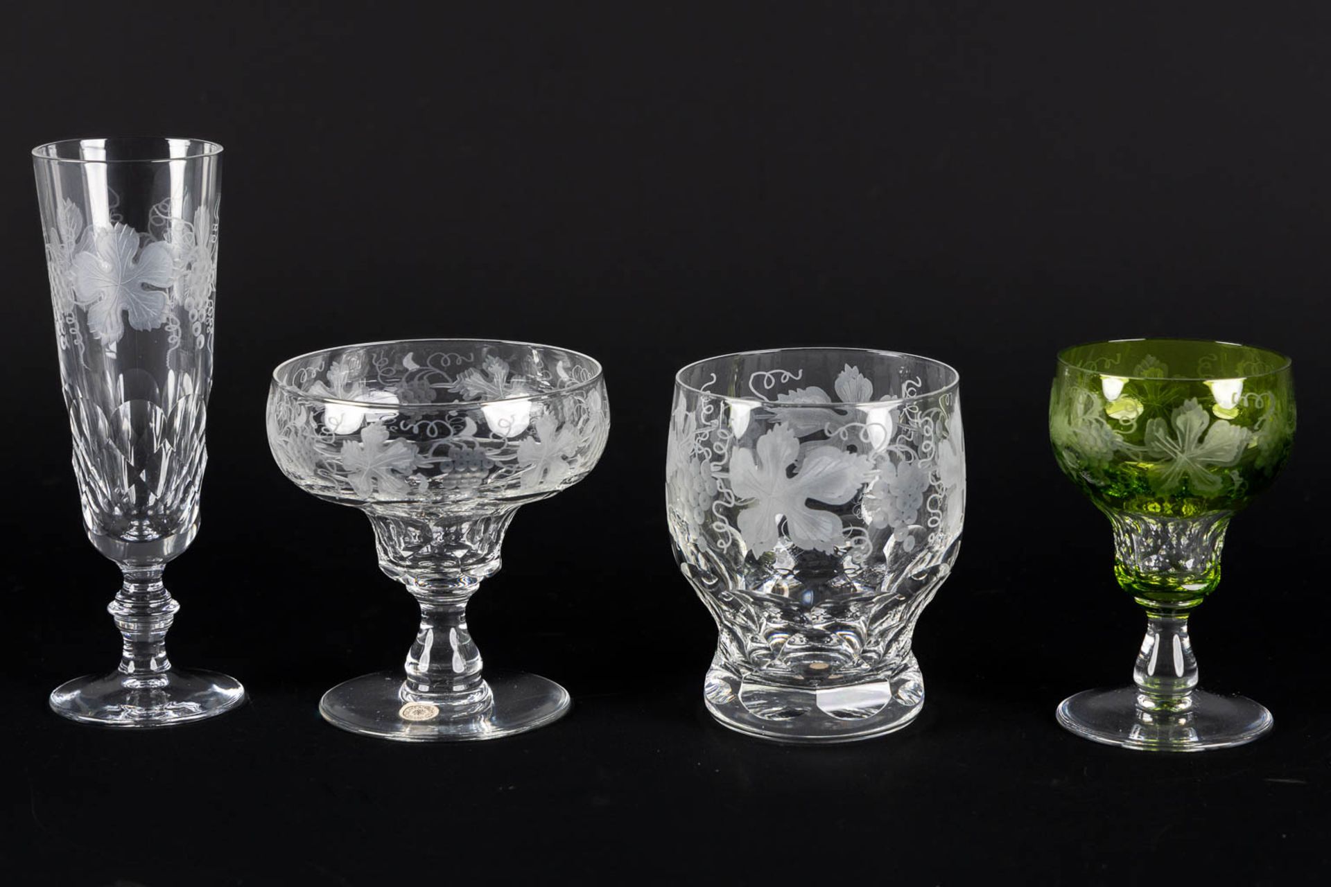 Val Saint Lambert, a large glass service decorated with grapes and vines. 108 pieces. (H:16,3 cm) - Bild 6 aus 6