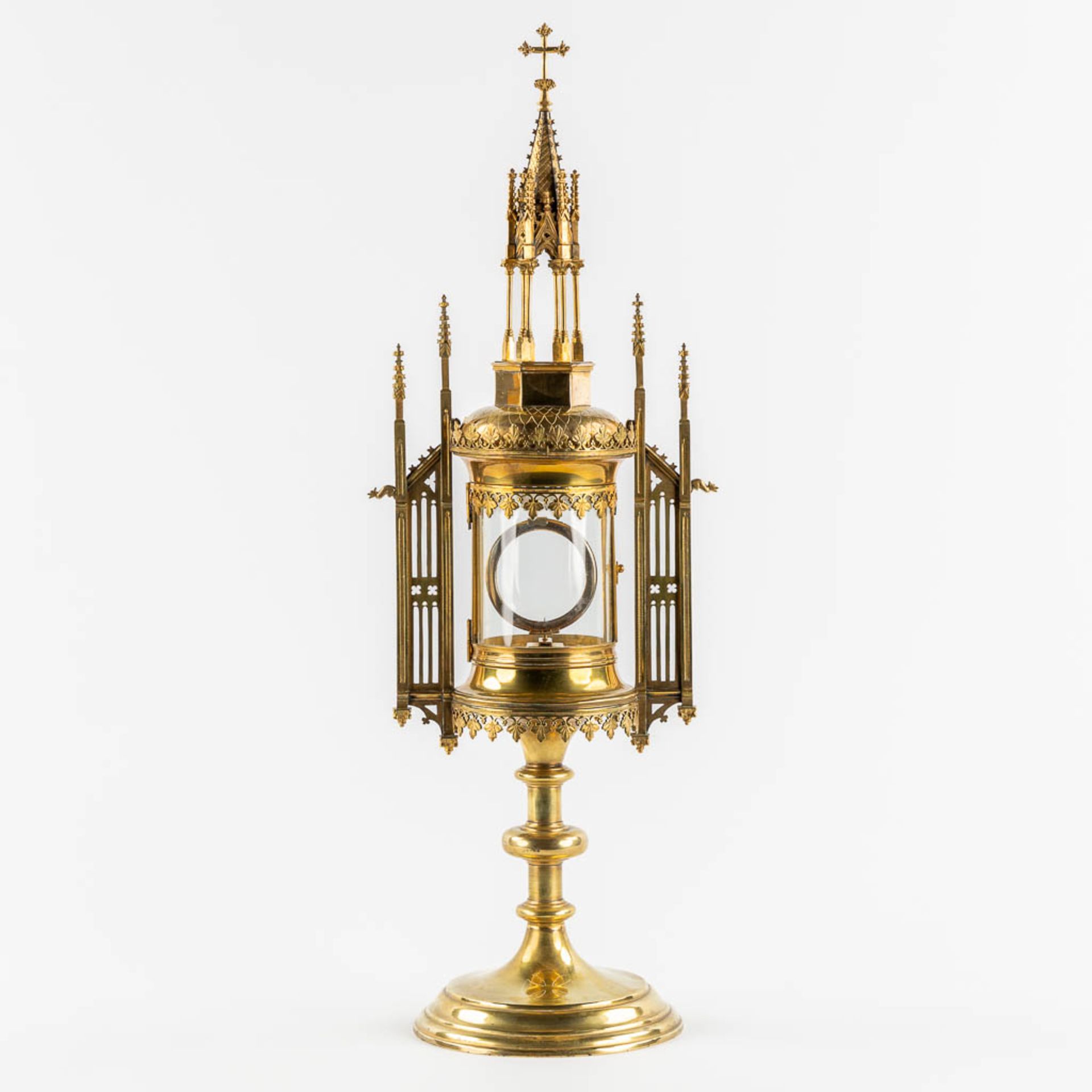 Auguste Moreeuw, Brugge. A tower monstrance, gilt brass in gothic revival style. (L:15,5 x W:20 x H: