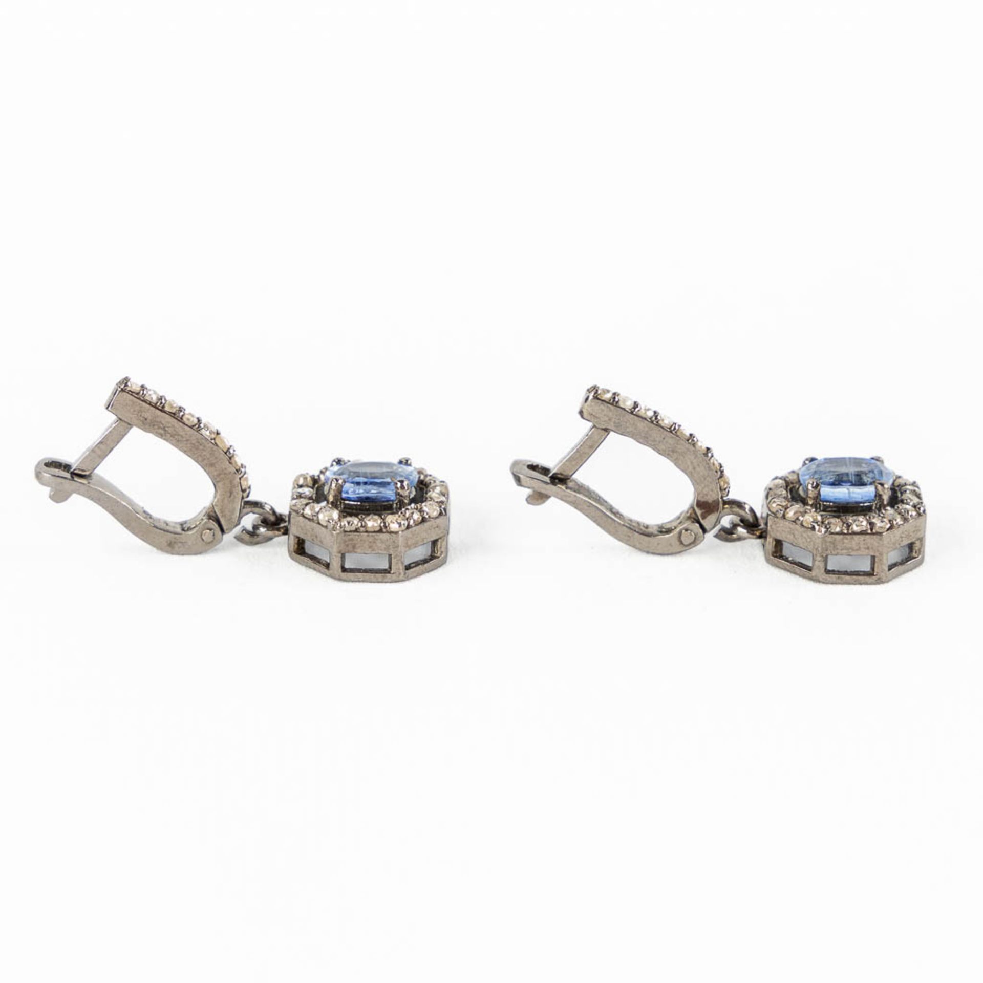 A matching set with a ring and a pair of earrings, silver with Kyanite and 'Old Cut' diamanten. 11,9 - Image 6 of 14