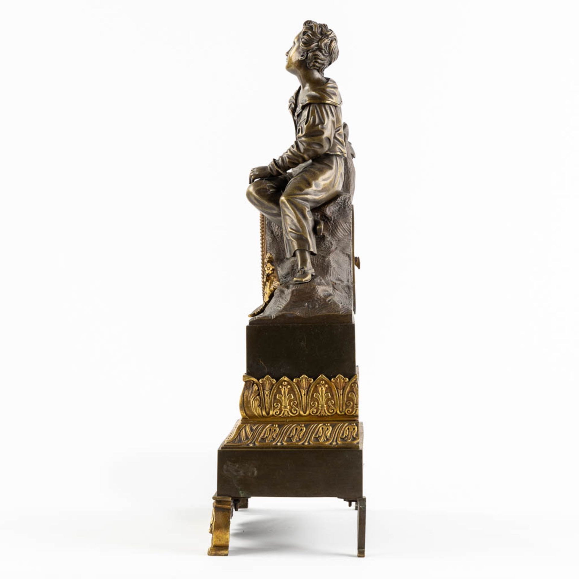 A mantle clock, gilt and patinated bronze, Empire style. 19th C. (L:13 x W:34 x H:46 cm) - Image 6 of 9