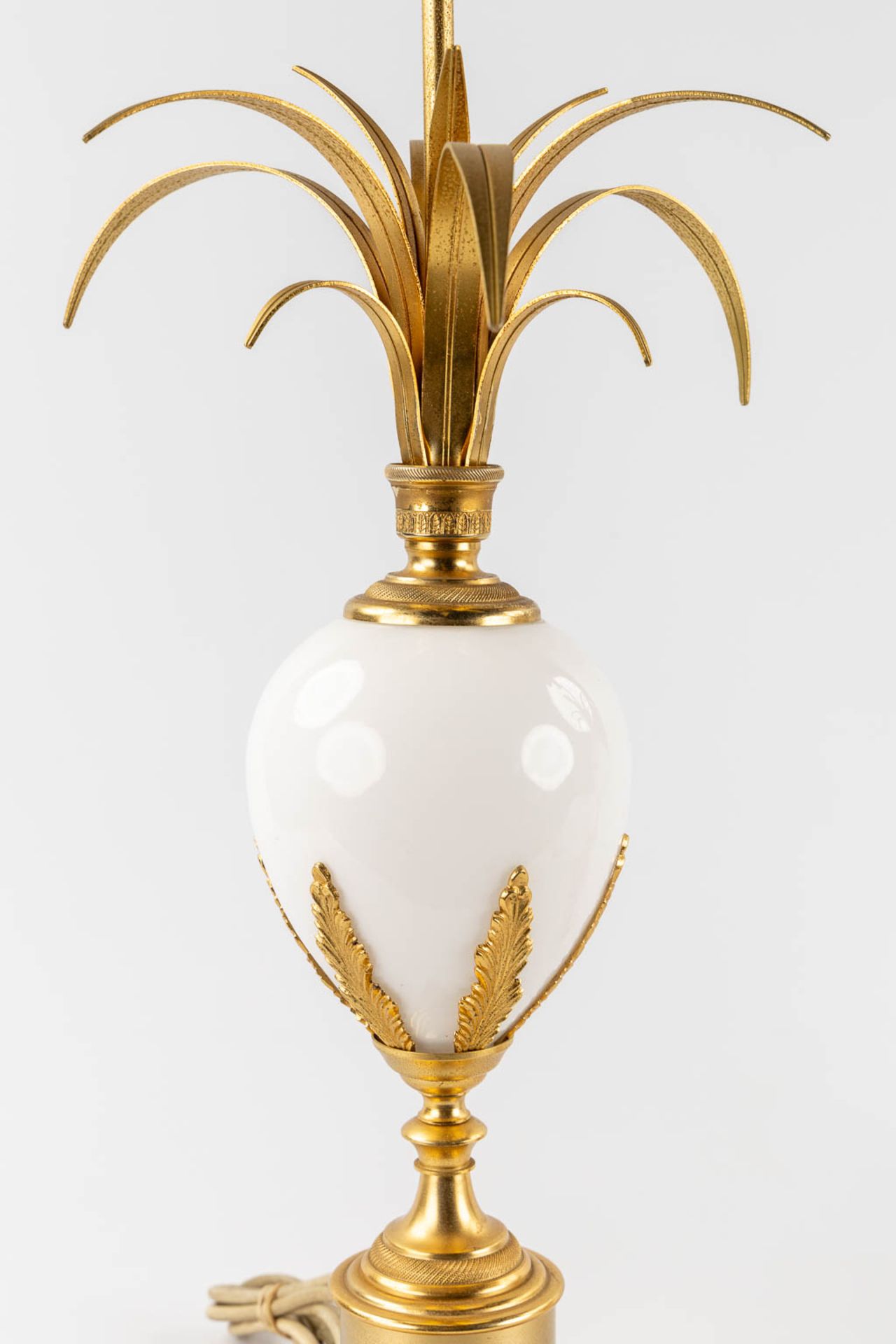 A pair of Hollywood Regency table lamps with opaline glass. (H:77 x D:20 cm) - Image 8 of 11