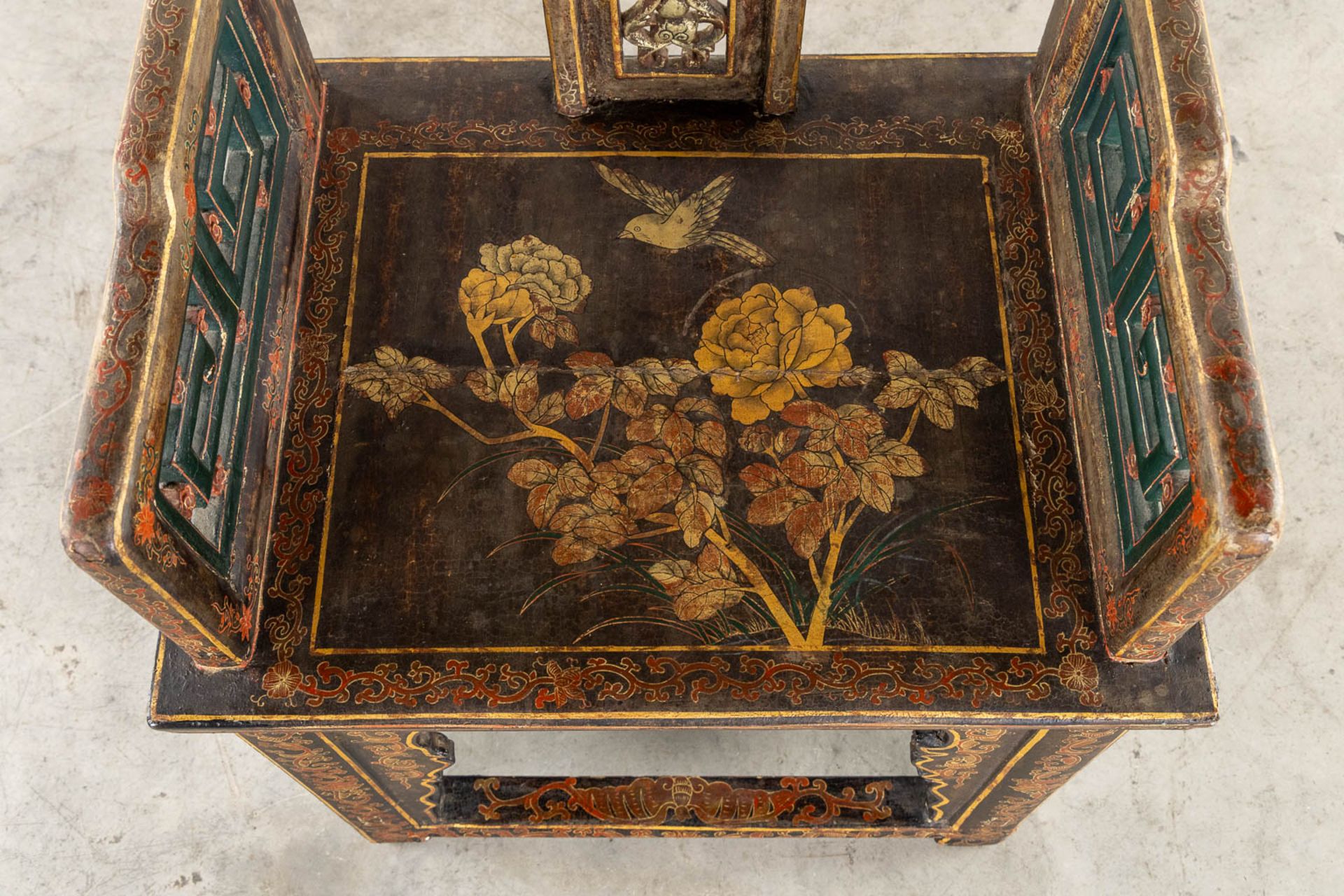 Two Chinese chairs, patinated wood decorated with Foo Lions and floral decor. 19th/20th C. (L:46 x W - Bild 29 aus 38