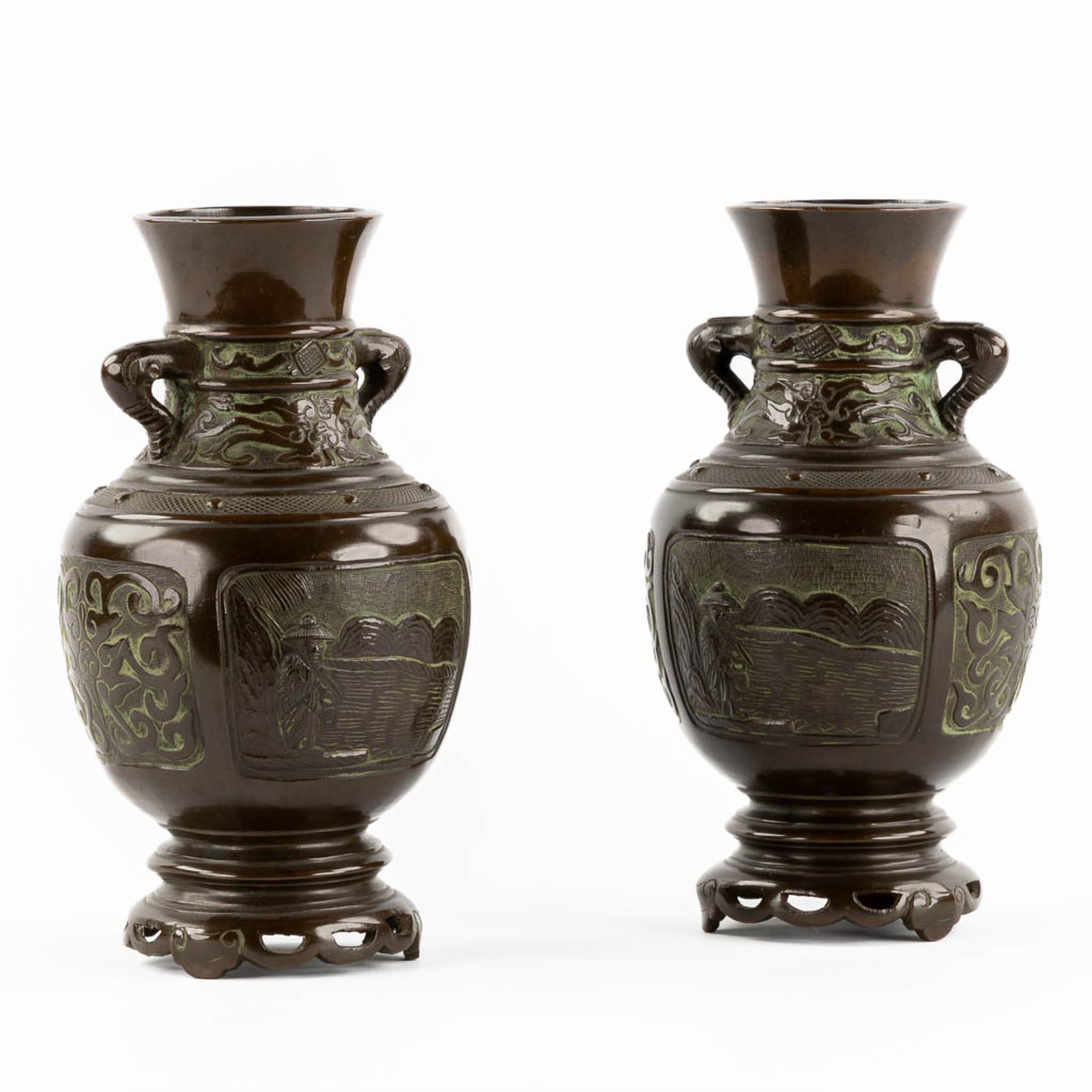 A pair of Japanese vases, patinated bronze. 19th C. (H:26 x D:14 cm)