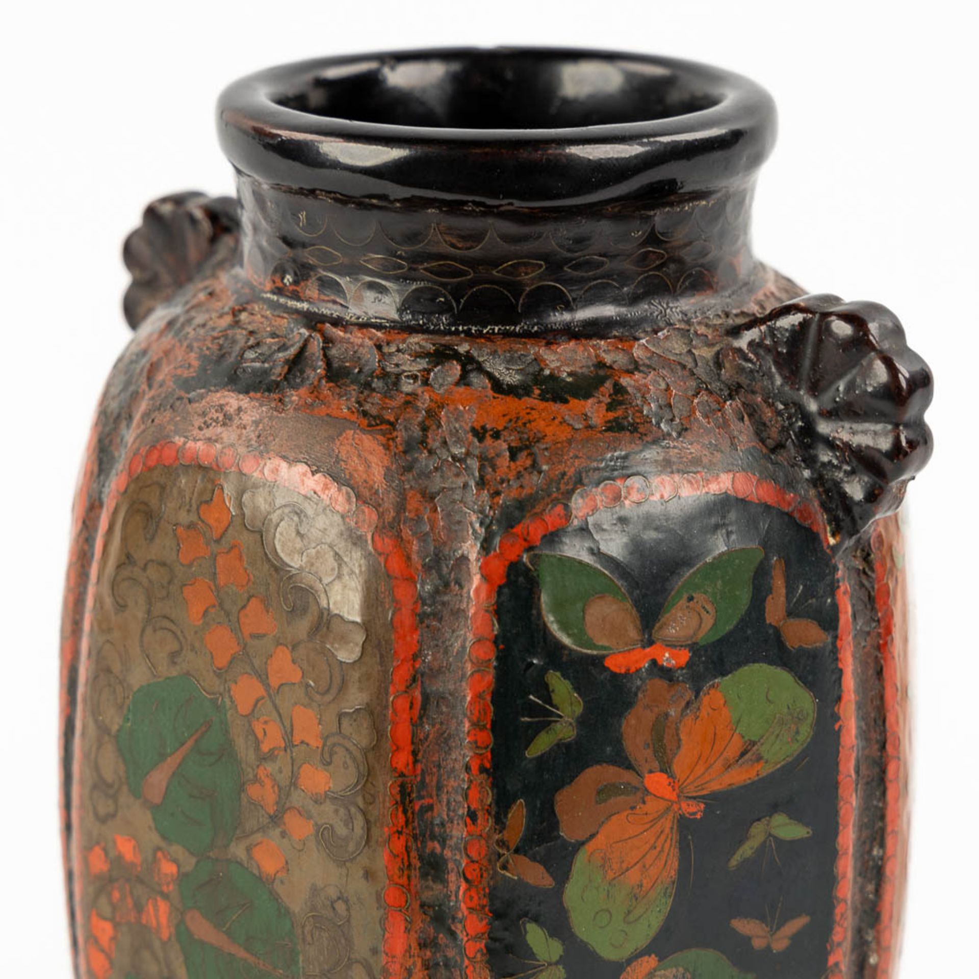 A Japanese vase and plate, stoneware inlaid with copper. Circa 1920. (H:22 x D:31 cm) - Image 10 of 19