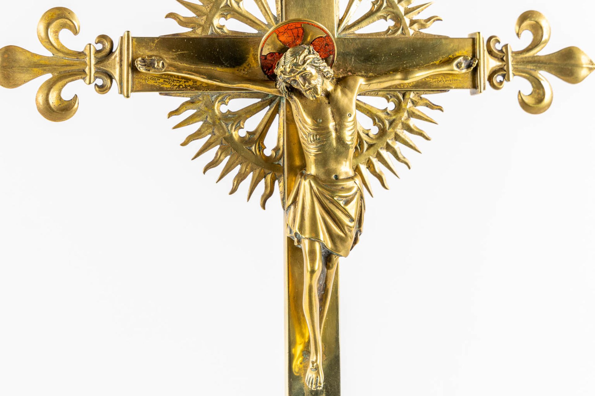 An altar crucifix with two matching candelabra. Gilt brass. Gothic Revival. (L:20 x W:29 x H:60 cm) - Bild 12 aus 14