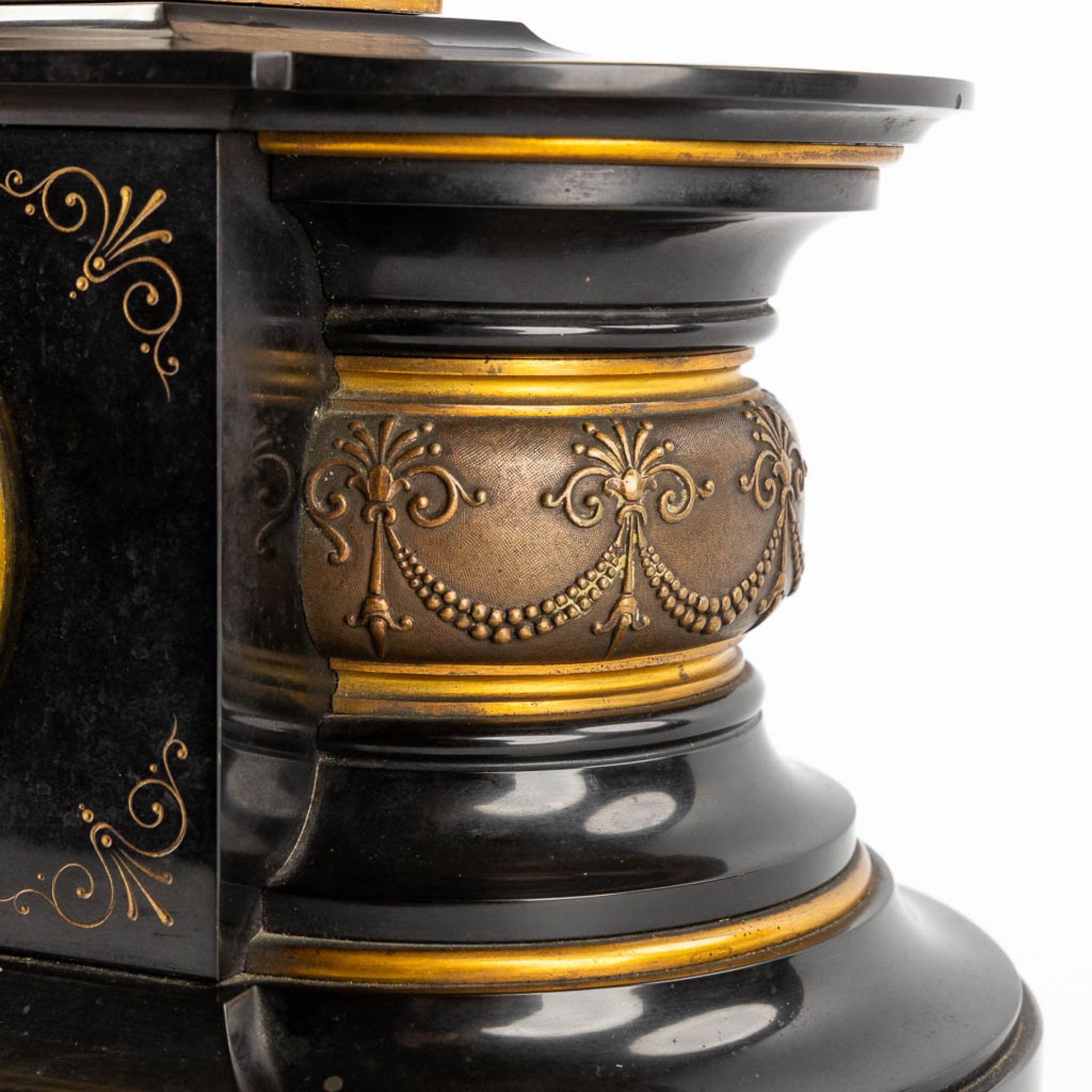 A mantle clock with patinated bronze figurines of 'The Three Graces', mounted on a black marble. (L: - Bild 13 aus 13