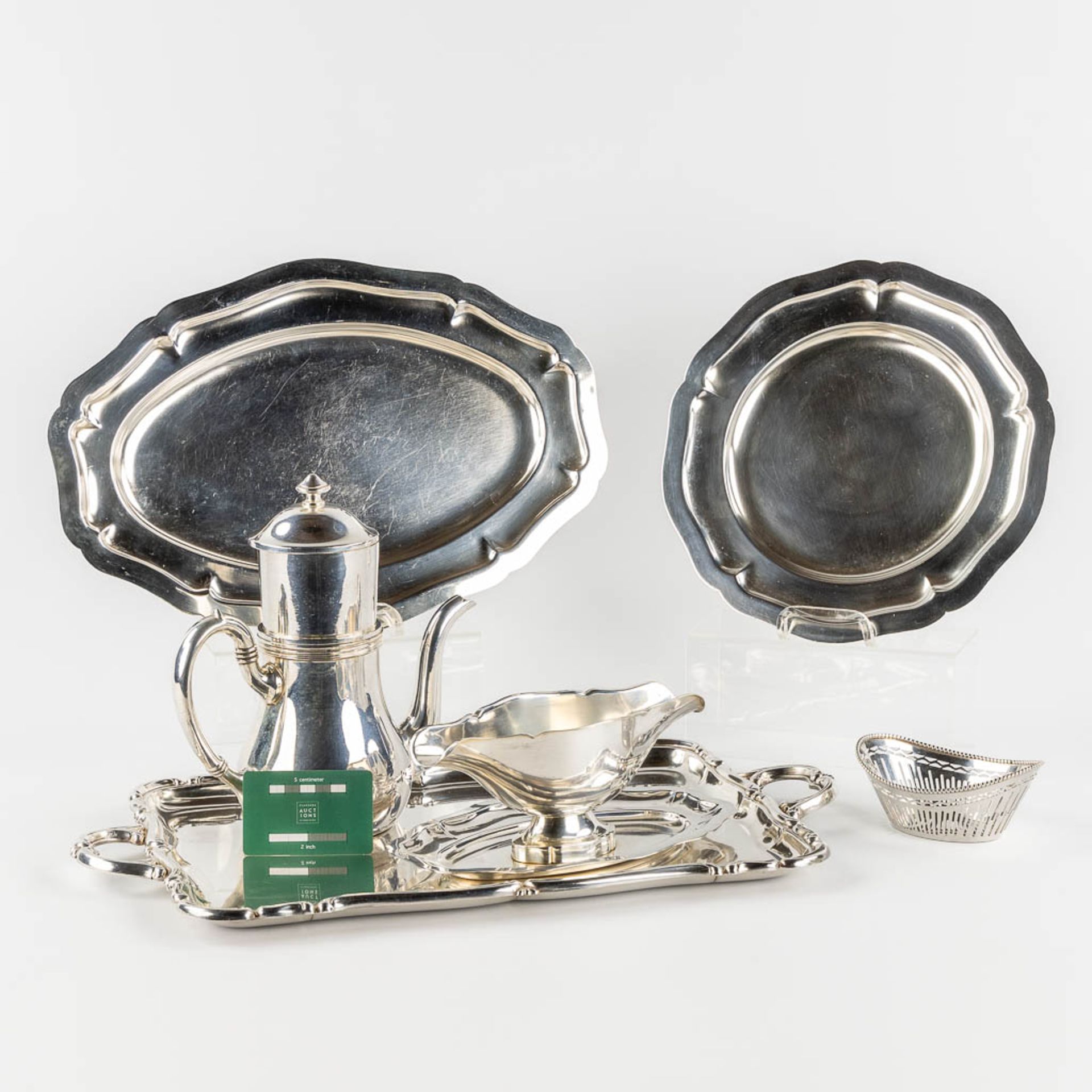 A collection of silver-plated serving accessories, saucer, coffee pot and a basket. (L:32 x W:52 cm) - Bild 2 aus 14