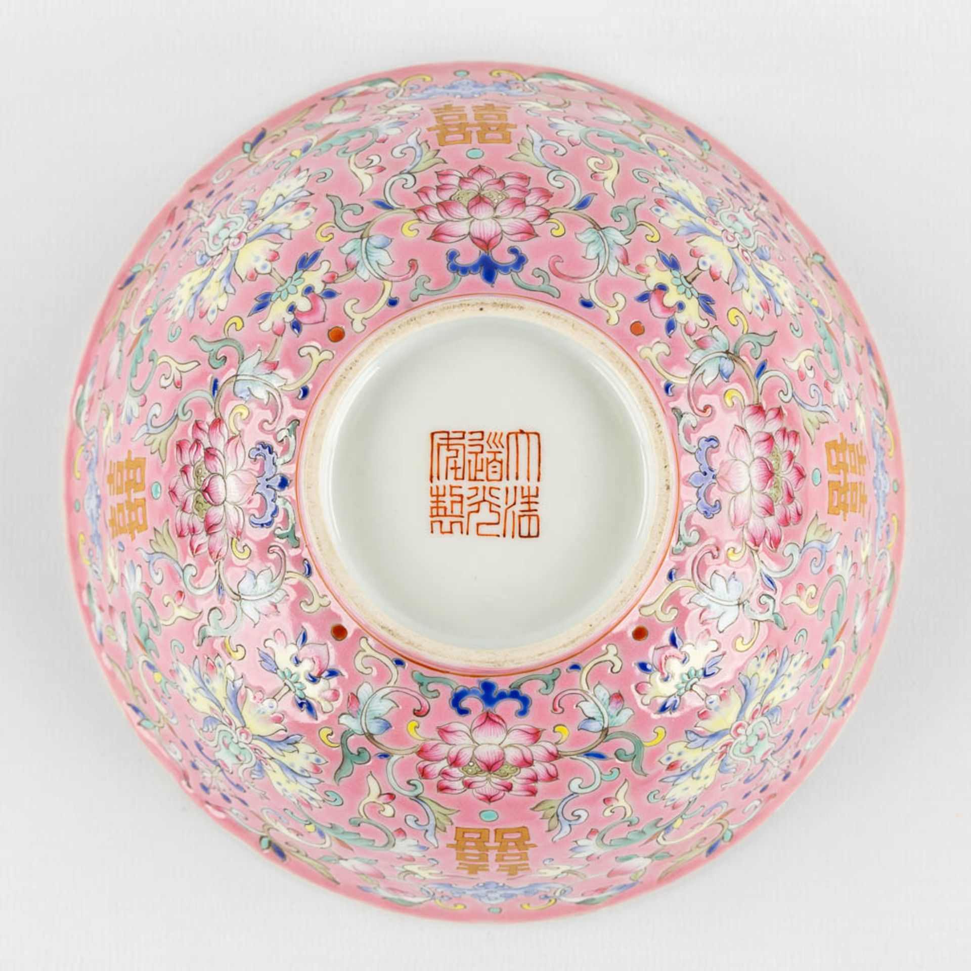 A Chinese Famille Rose bowl decorated with peaches, Daoguang mark. (H:6 x D:16,5 cm) - Image 8 of 11