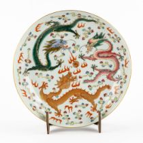 A Chinese 'Two Dragon' plate. Guangxu mark. (D:24 cm)