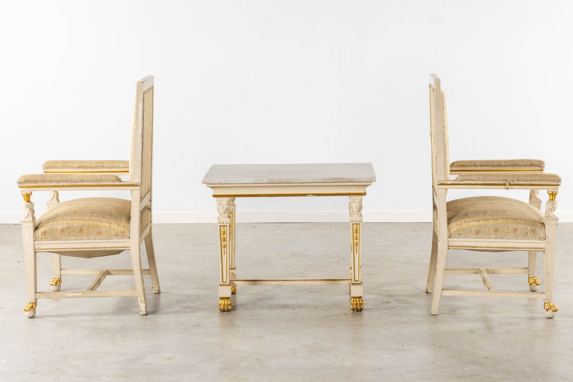 A pair of armchairs and side table, sculptured wood in Empire style. Italy, circa 1920. (L:54 x W:62 - Bild 5 aus 8