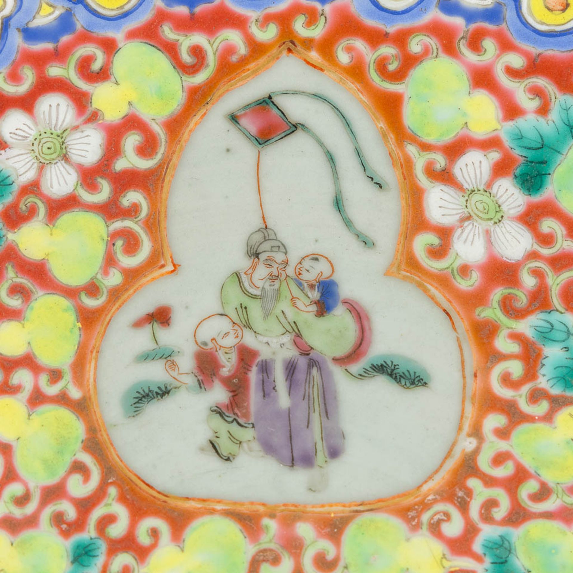 A Chinese Famille Rose plated decorated with playing Children. (D:34,5 cm) - Bild 8 aus 11