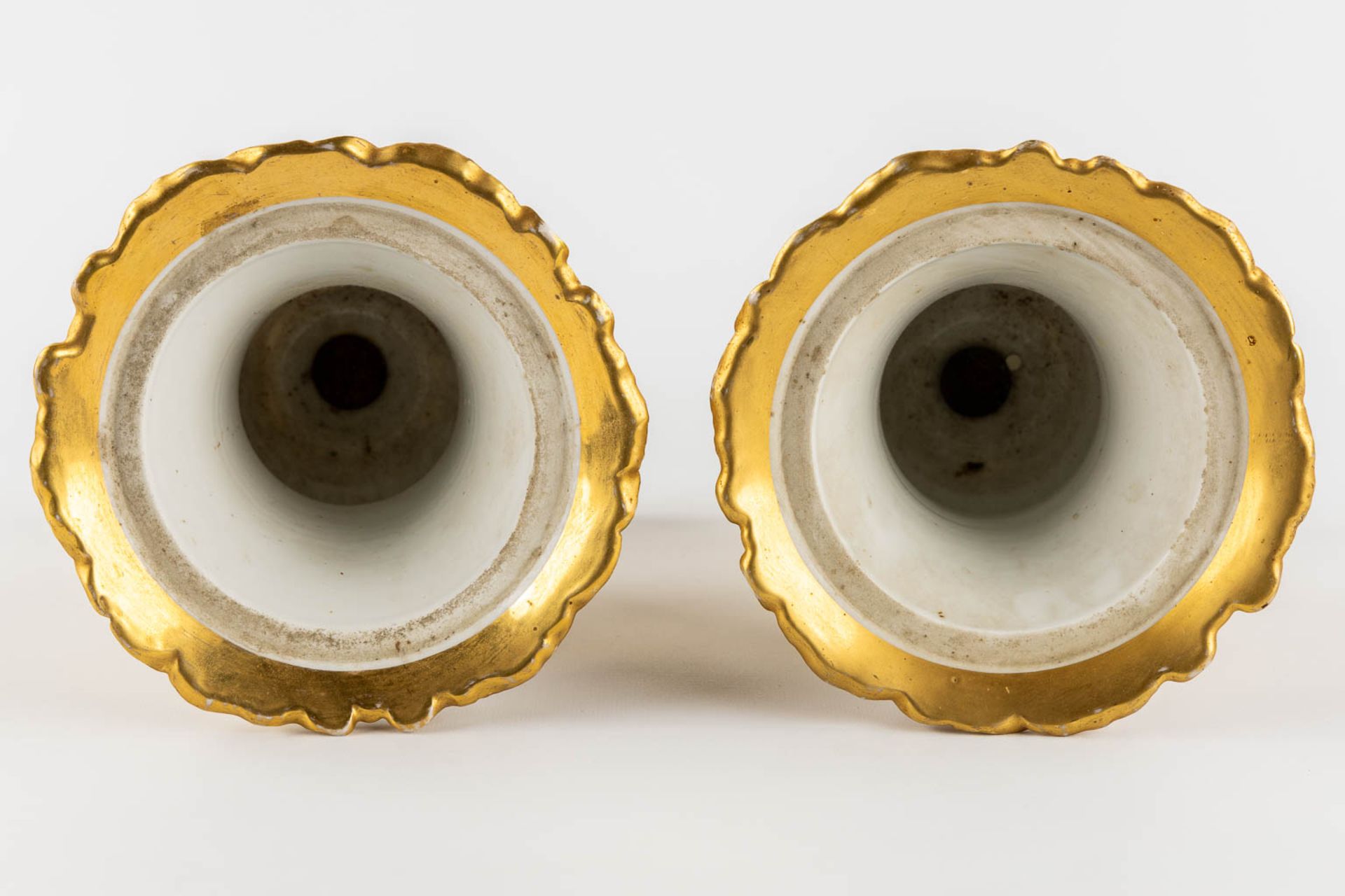 A pair of urns, Old Paris porcelain, hand-painted and gilt decor. 19th C. (H:27 x D:18 cm) - Image 9 of 14