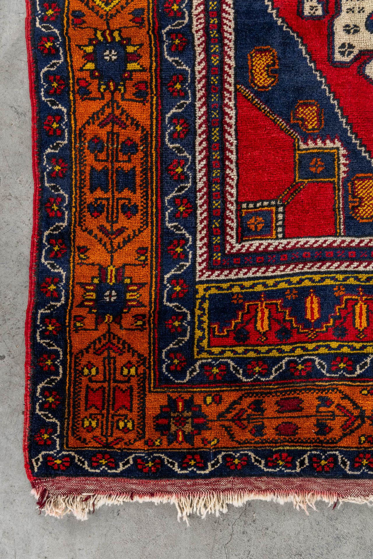 An Oriental hand-made carpet, probably Turkey, Anatolia. (L:236 x W:132 cm) - Bild 5 aus 7