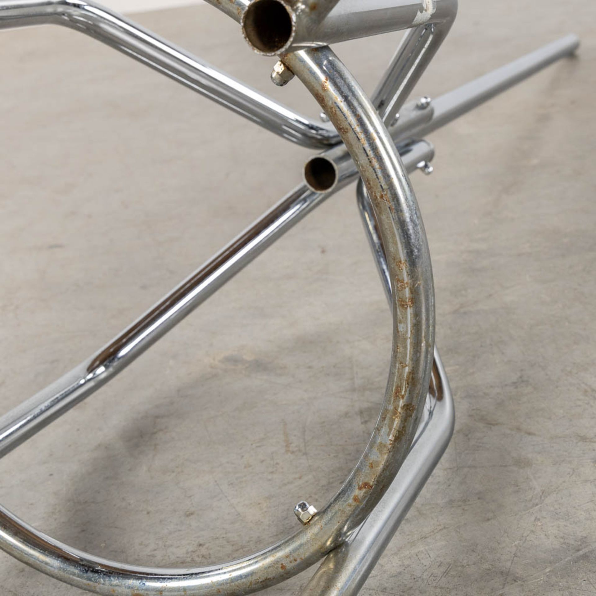 Tubax, a mid-century coathanger. Chromed metal. (H:173 x D:58 cm) - Bild 8 aus 8