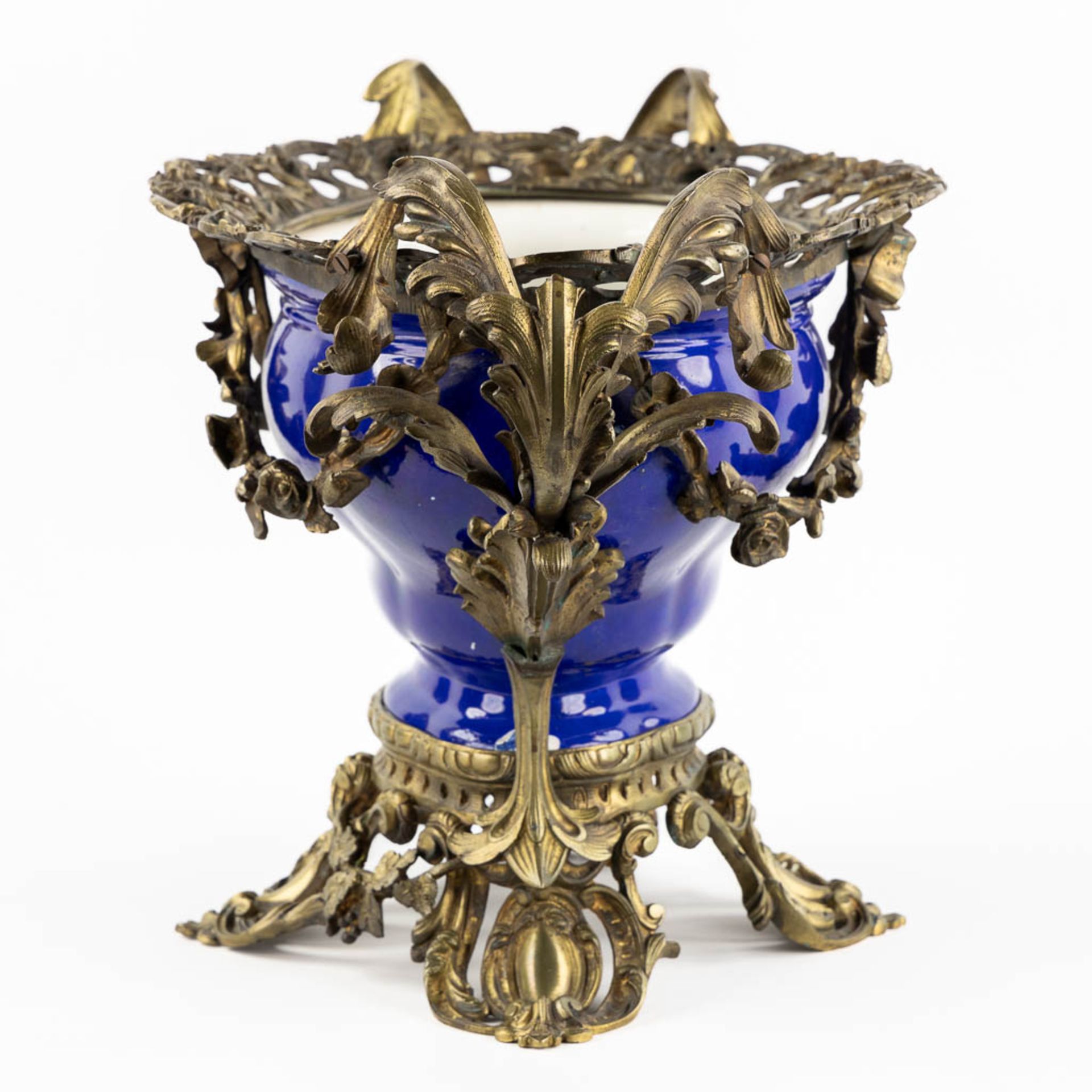 A large blue-glaze faience blowl mounted with bronze, 19th C. (L:31 x W:61 x H:34 cm) - Bild 4 aus 12