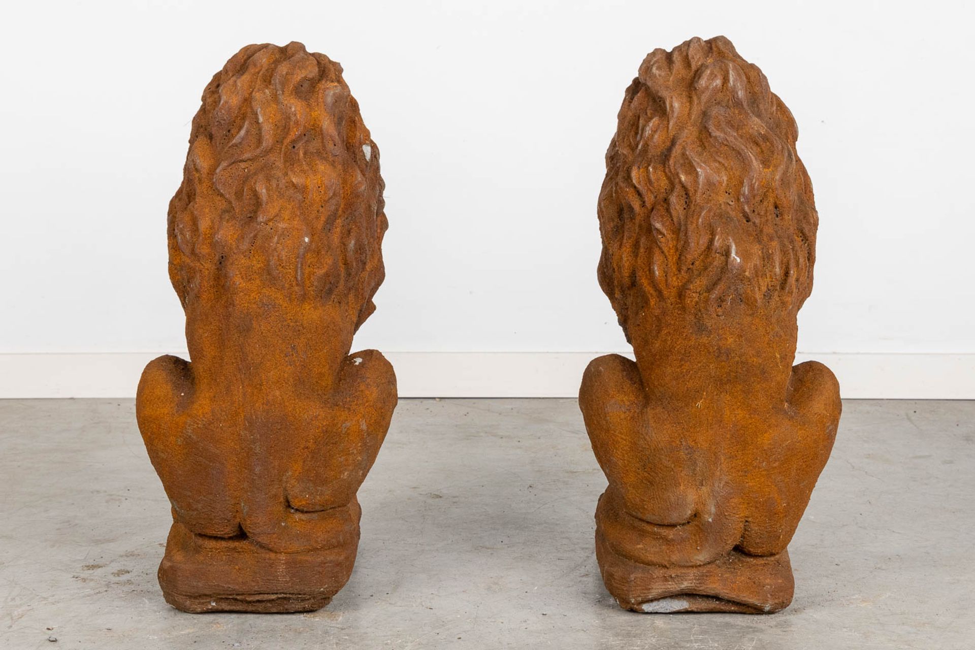 A pair of decorative garden figurines of lions, cast-iron. (H:54 cm) - Image 10 of 10