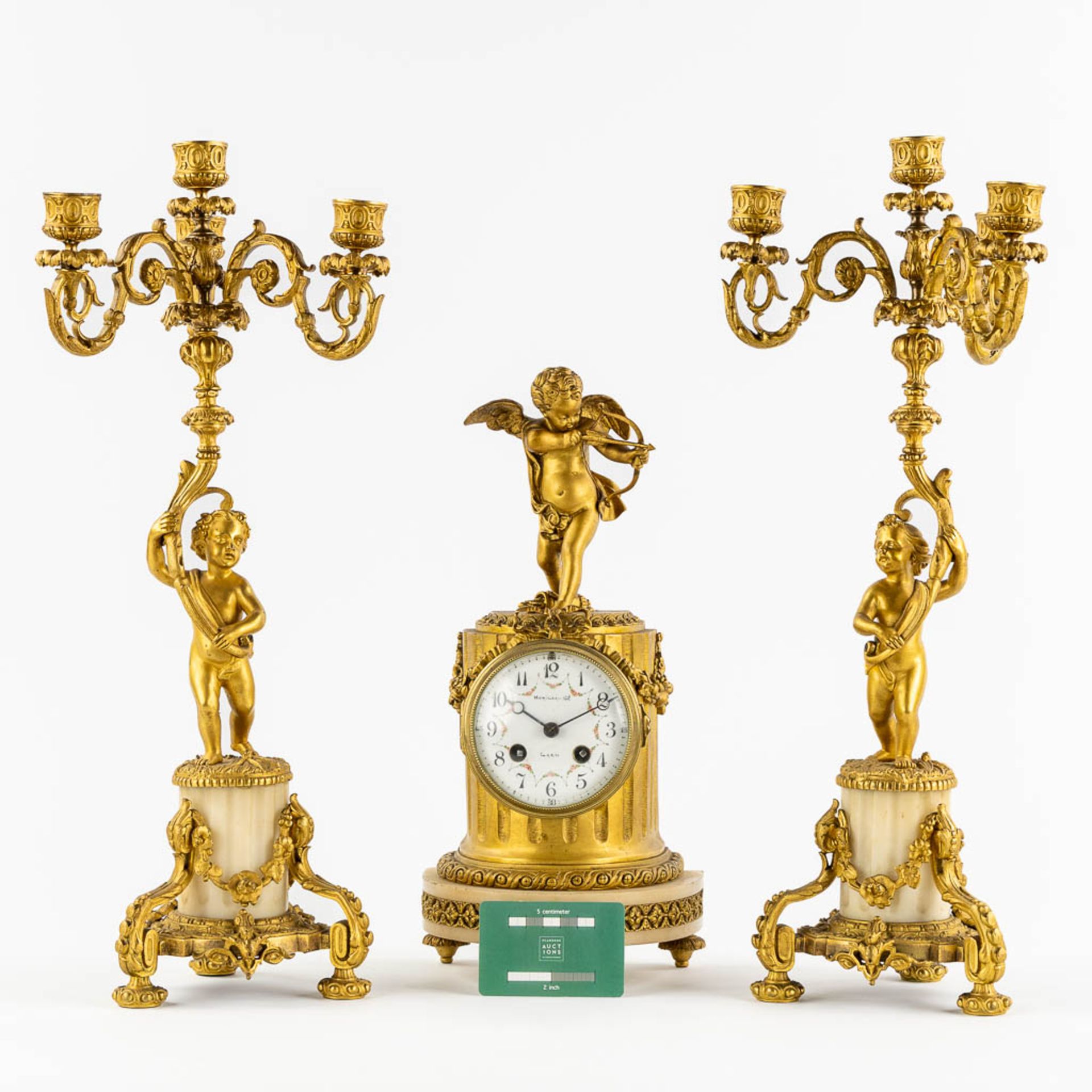 A three-piece Neoclassical mantle garniture, clock with candelabra, Cupid and Putti. 19th C. (L:13 x - Bild 2 aus 13