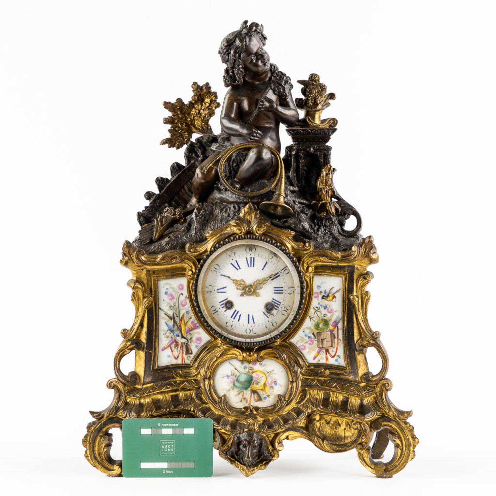 An mantle clock, gilt and patinated bronze in Louis XV style, porcelain plaques. 19th C. (L:13 x W:3 - Bild 2 aus 11
