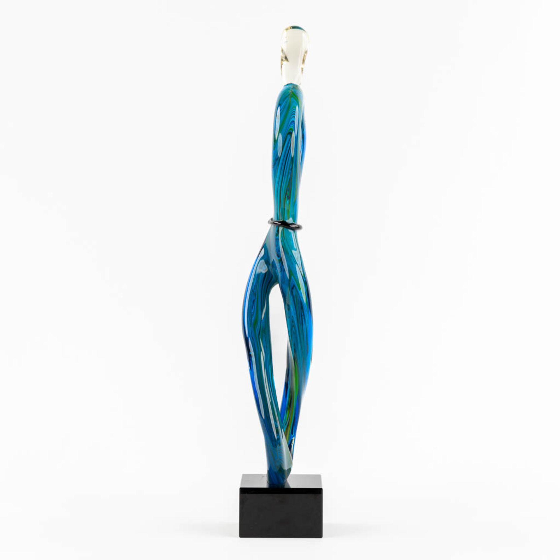 A decorative glass sculpture, Viz glass studio's. (L:10 x W:15 x H:60,5 cm) - Image 4 of 11