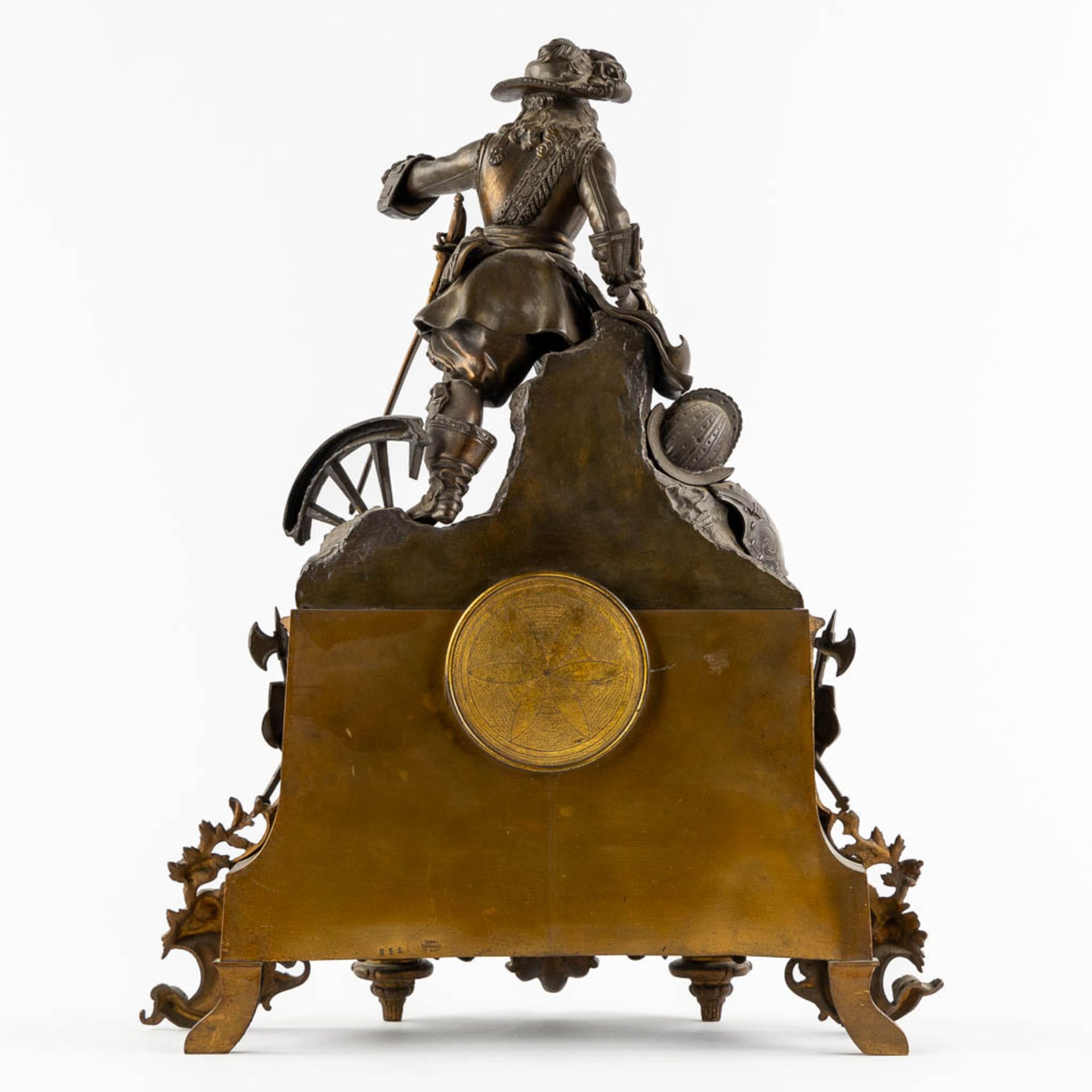 A mantle clock with a musketeer, patinated and gilt bronze on Carrara marble. 19th C. (L:17 x W:45 x - Bild 5 aus 12
