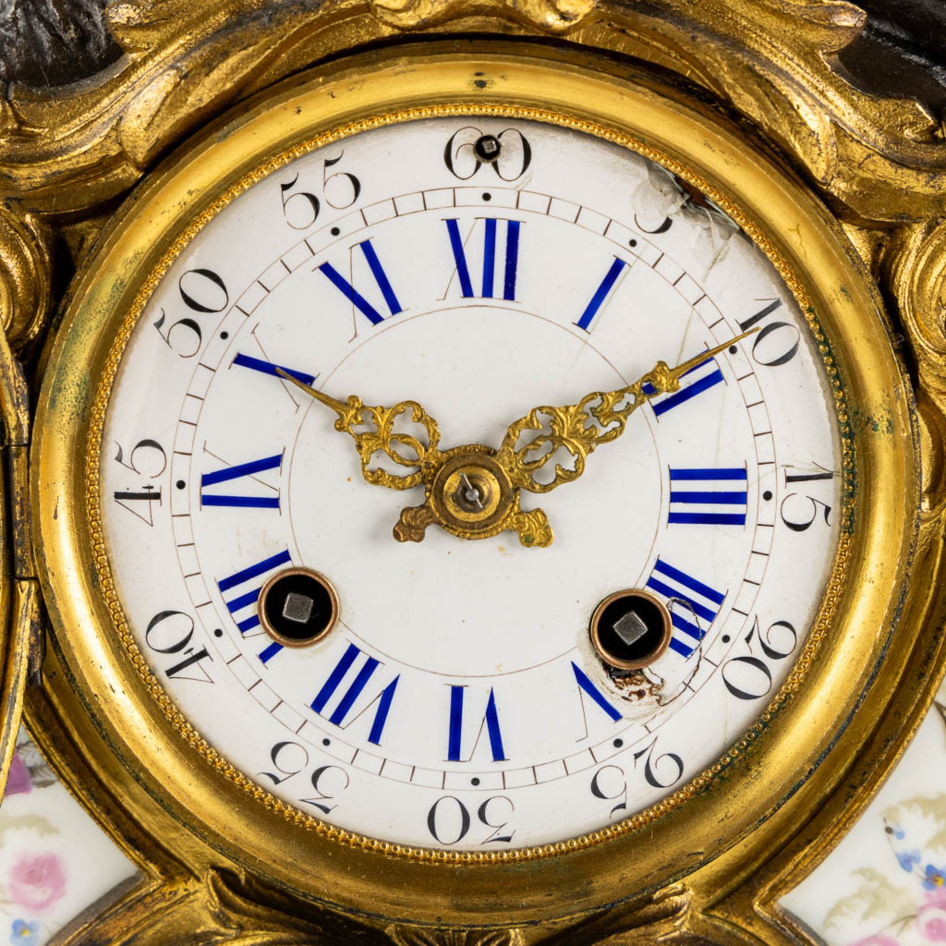 An mantle clock, gilt and patinated bronze in Louis XV style, porcelain plaques. 19th C. (L:13 x W:3 - Bild 10 aus 11