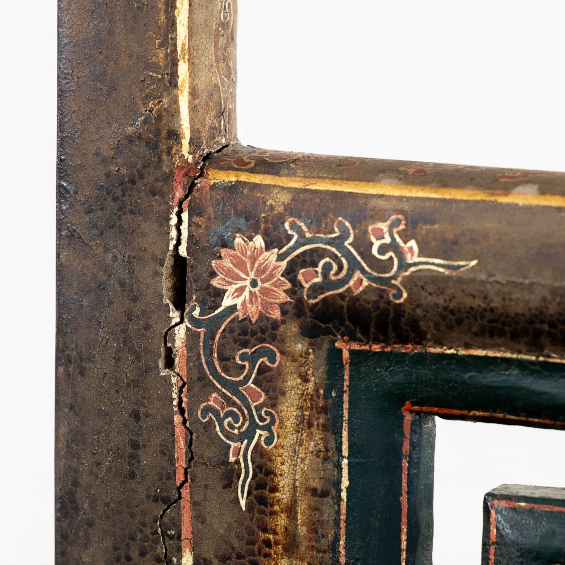 Two Chinese chairs, patinated wood decorated with Foo Lions and floral decor. 19th/20th C. (L:46 x W - Bild 32 aus 38