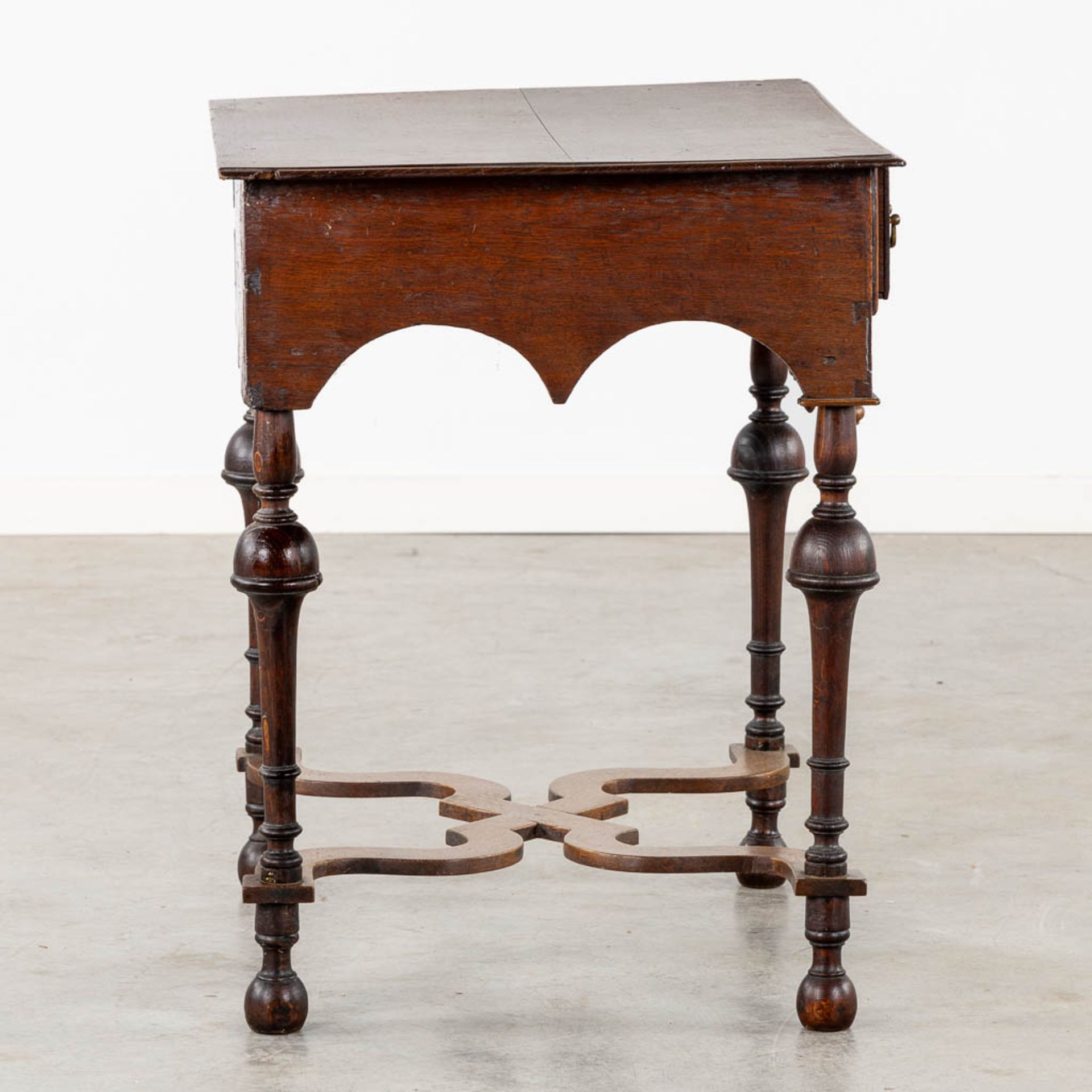 An antique oak 'Pay Table', The Netherlands, 18th C. (L:53 x W:69 x H:70 cm) - Image 7 of 11