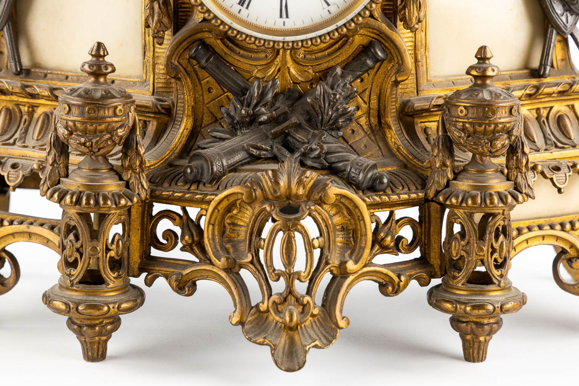 A mantle clock with a musketeer, patinated and gilt bronze on Carrara marble. 19th C. (L:17 x W:45 x - Bild 10 aus 12