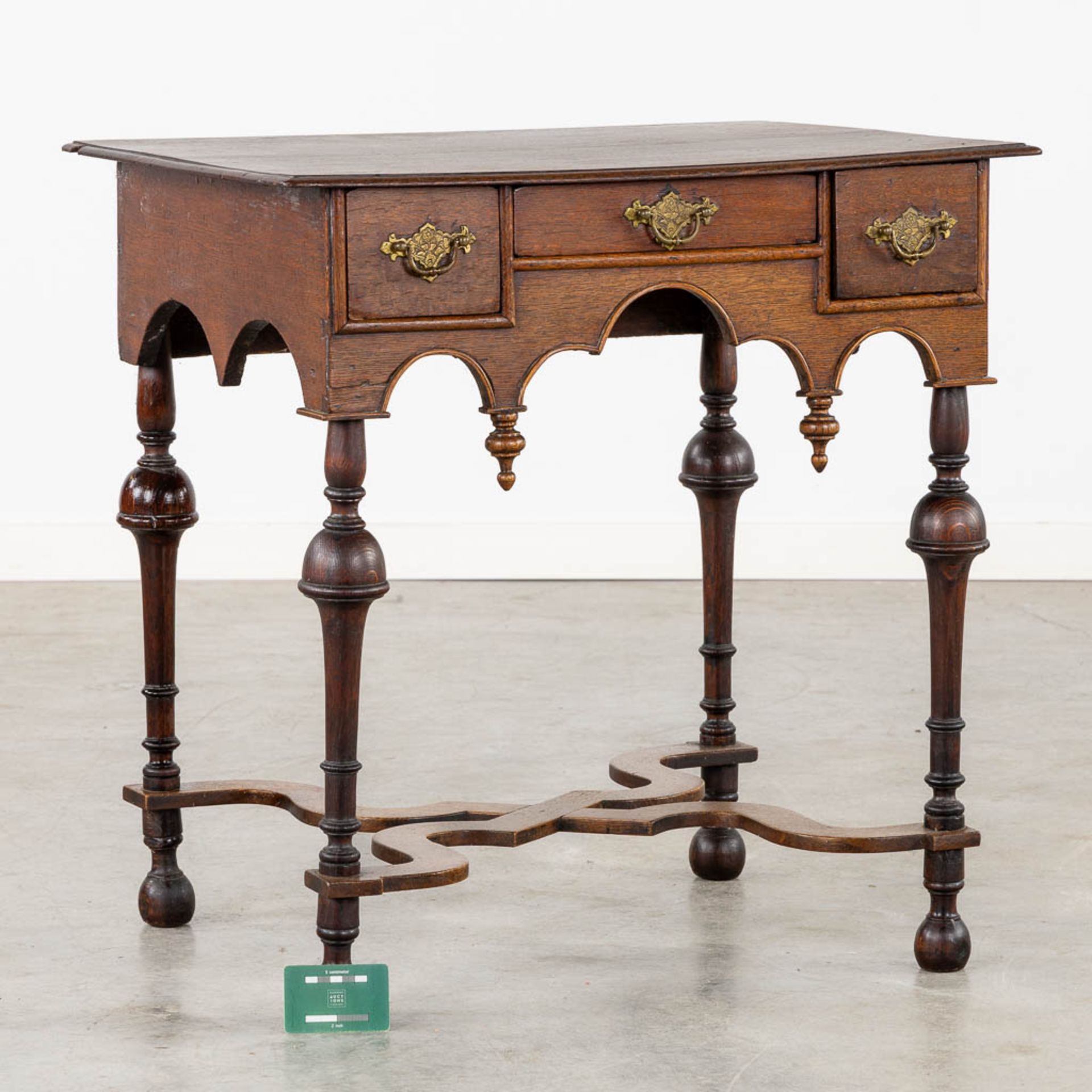 An antique oak 'Pay Table', The Netherlands, 18th C. (L:53 x W:69 x H:70 cm) - Image 2 of 11