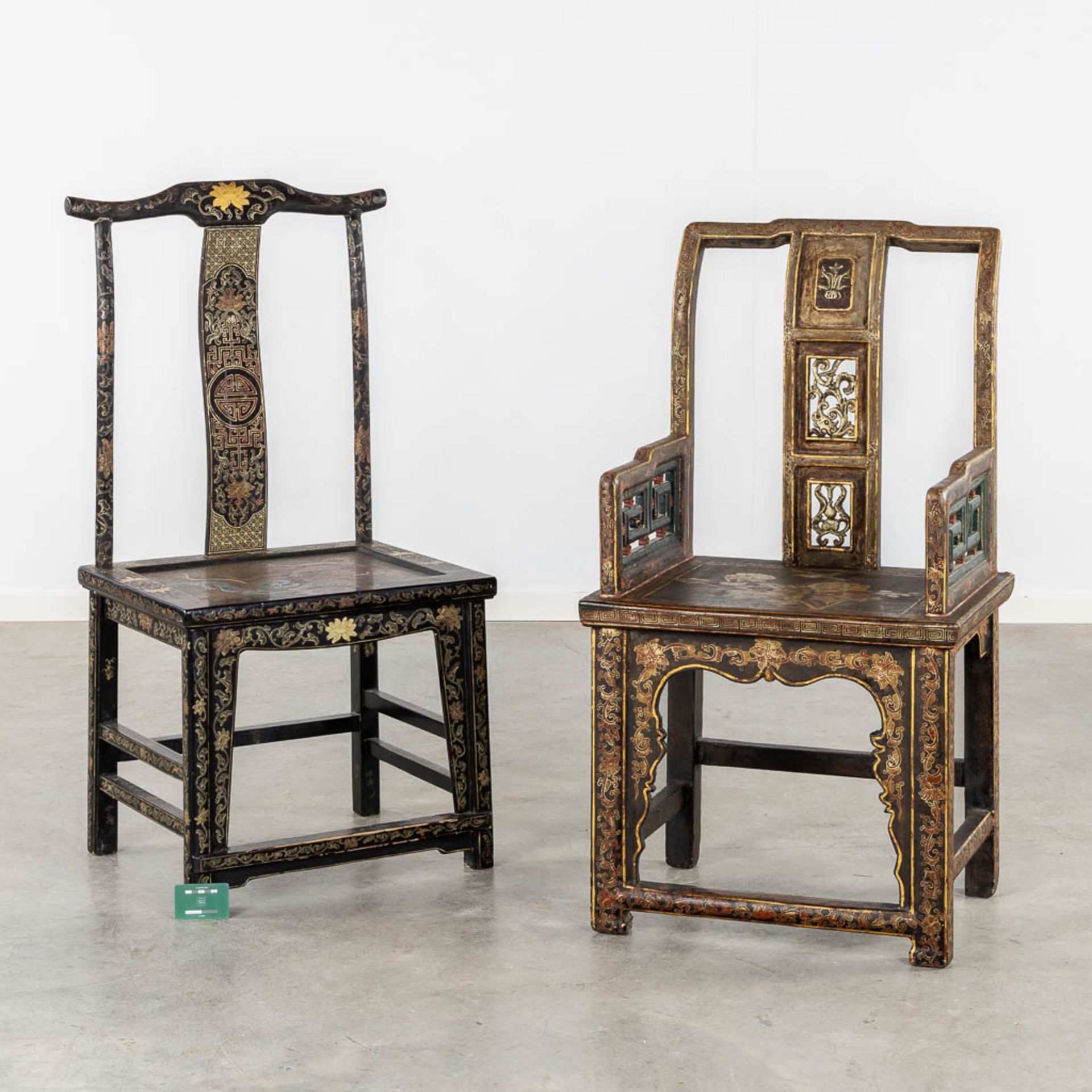 Two Chinese chairs, patinated wood decorated with Foo Lions and floral decor. 19th/20th C. (L:46 x W - Bild 38 aus 38