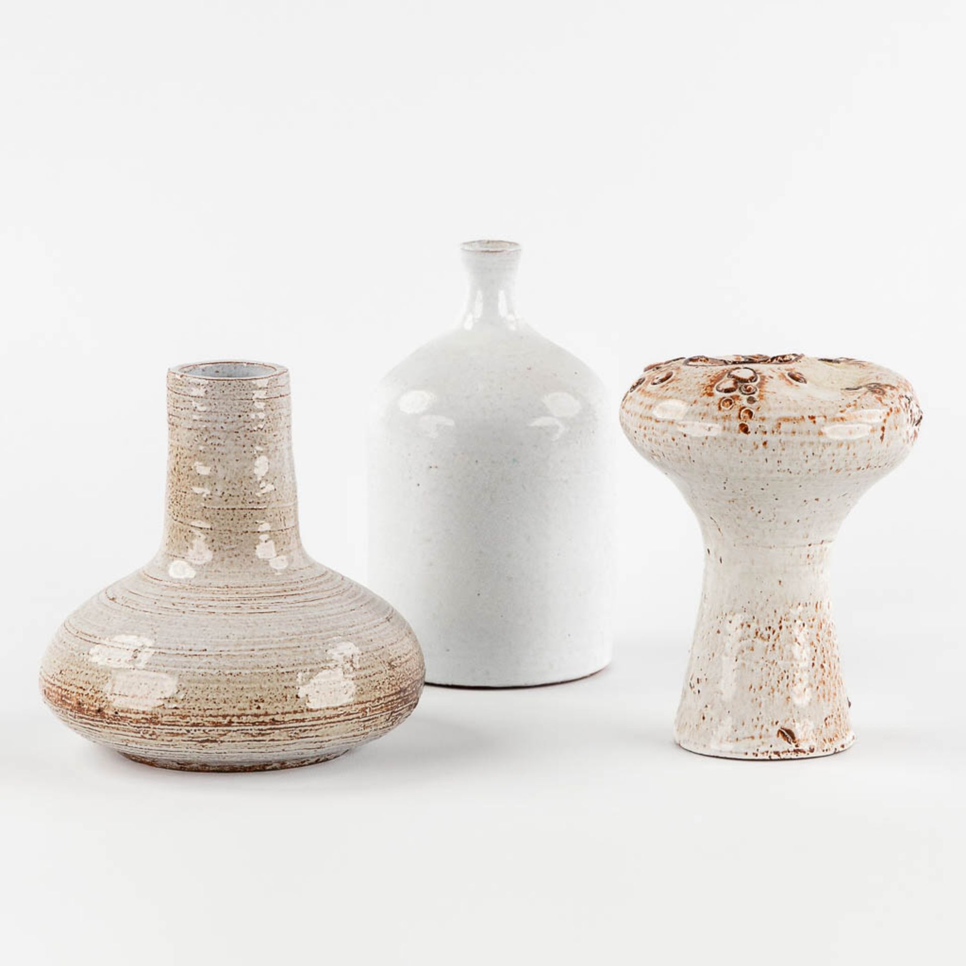 Elisabeth VANDEWEGHE (1946) 'Three vases' for Perignem. White glaze. (H:19 x D:11 cm)