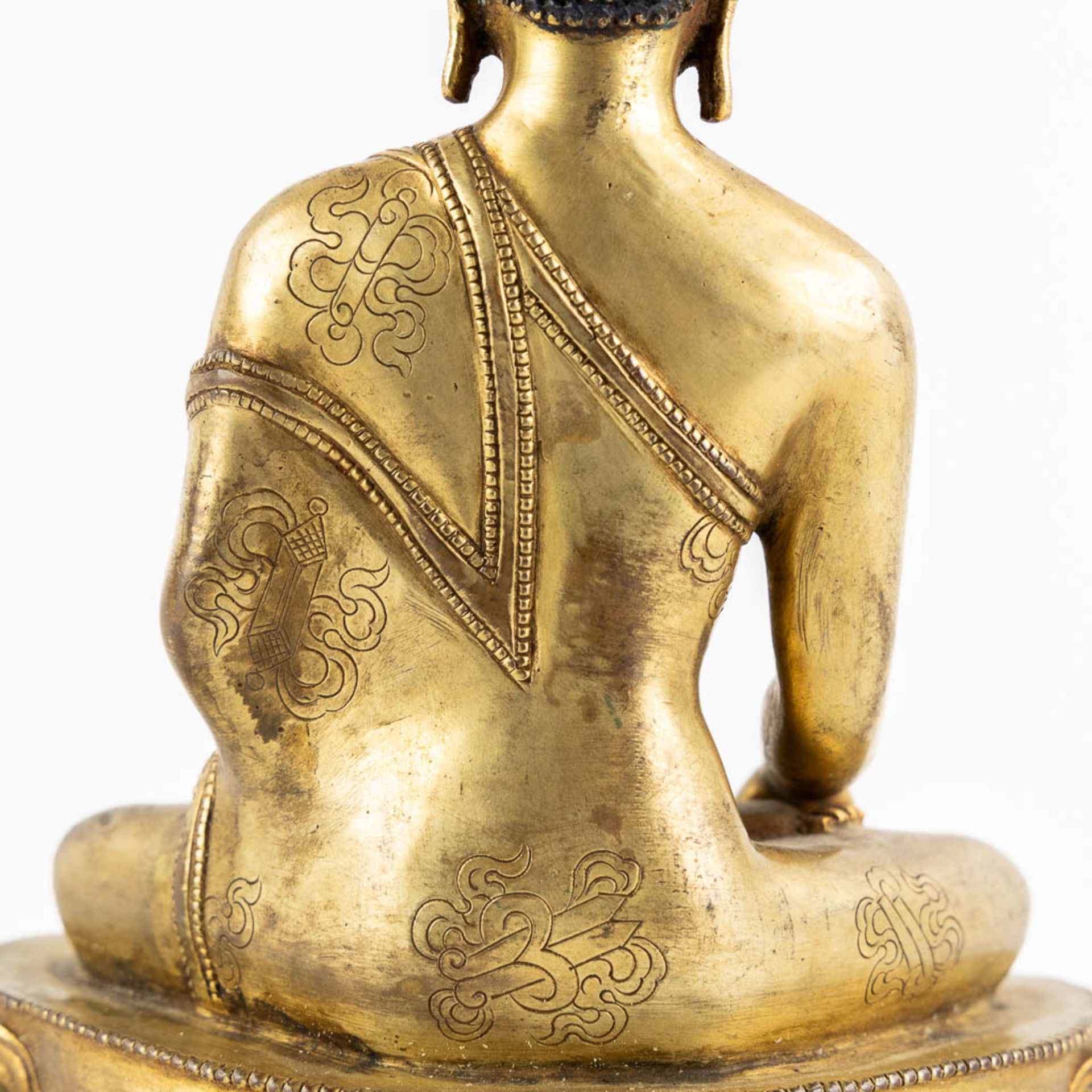 A seated buddha figurine, on a lotus flower. Gilt bronze. (L:15 x W:19 x H:22 cm) - Bild 10 aus 10
