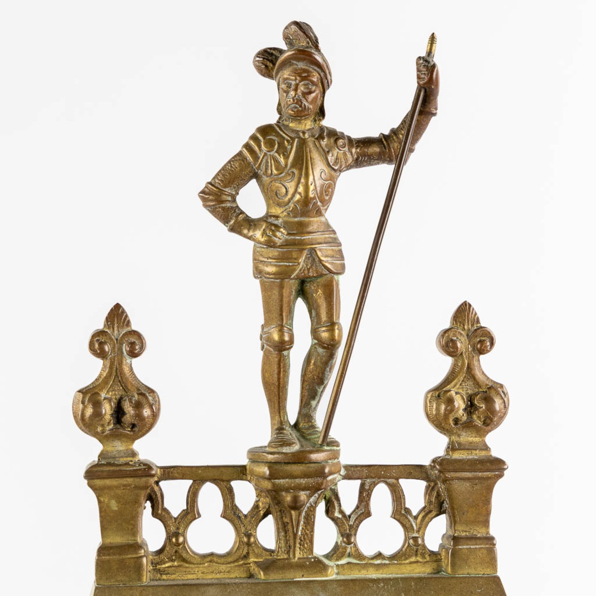 A three-piece mantle garniture in the shape of a castle with a knight, patinated bronze. Circa 1900. - Bild 10 aus 14