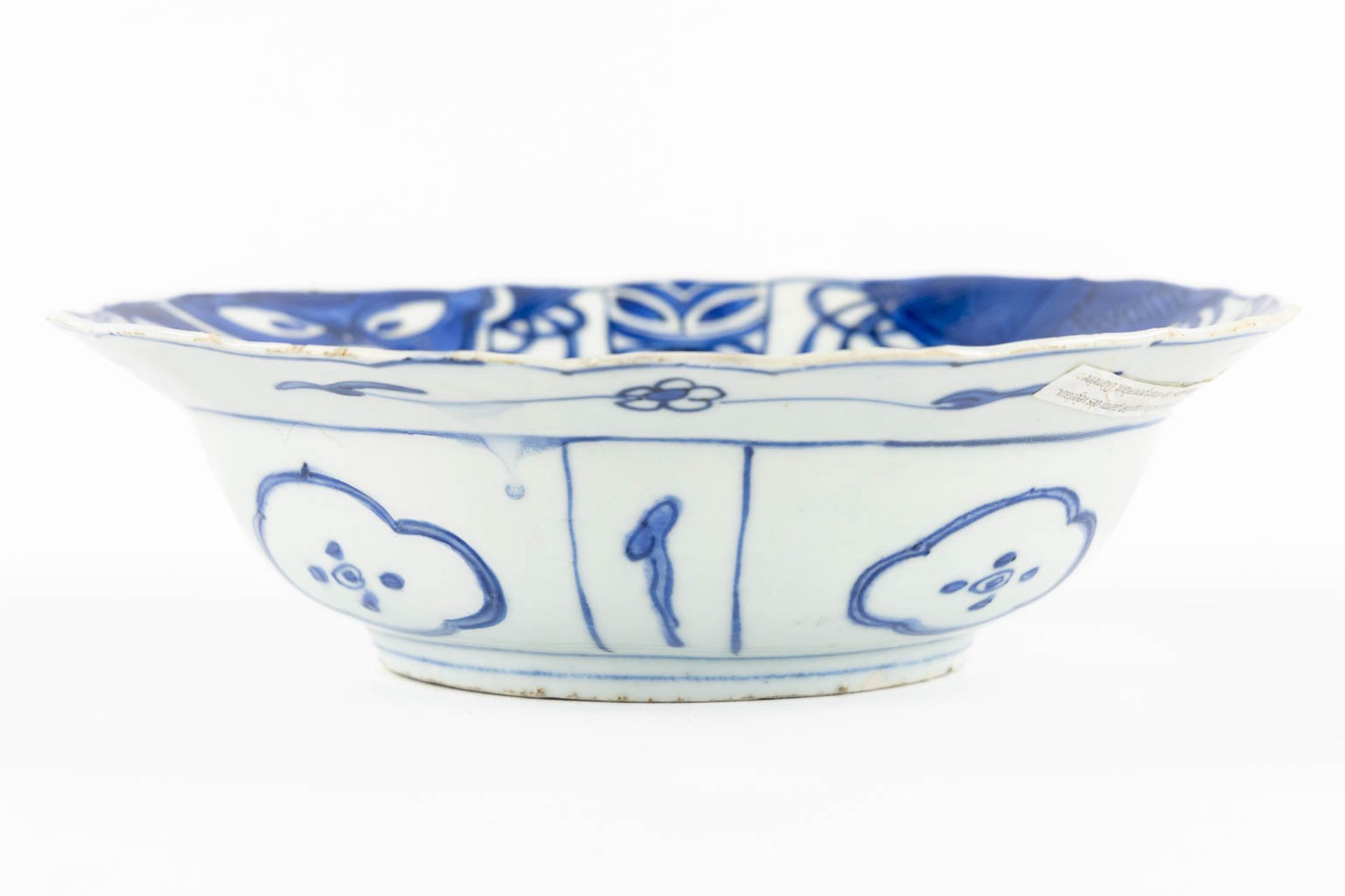 A Chinese 'Kraak' porcelain bowl, blue-white. (H:6 x D:21 cm) - Bild 5 aus 7
