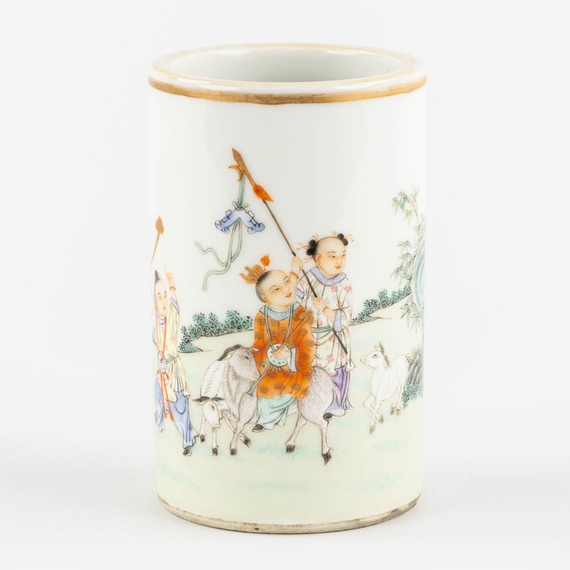 A small Chinese Brush Pot, decorated with Children in a parade, Qianlong mark. (H:12,5 x D:7,5 cm)
