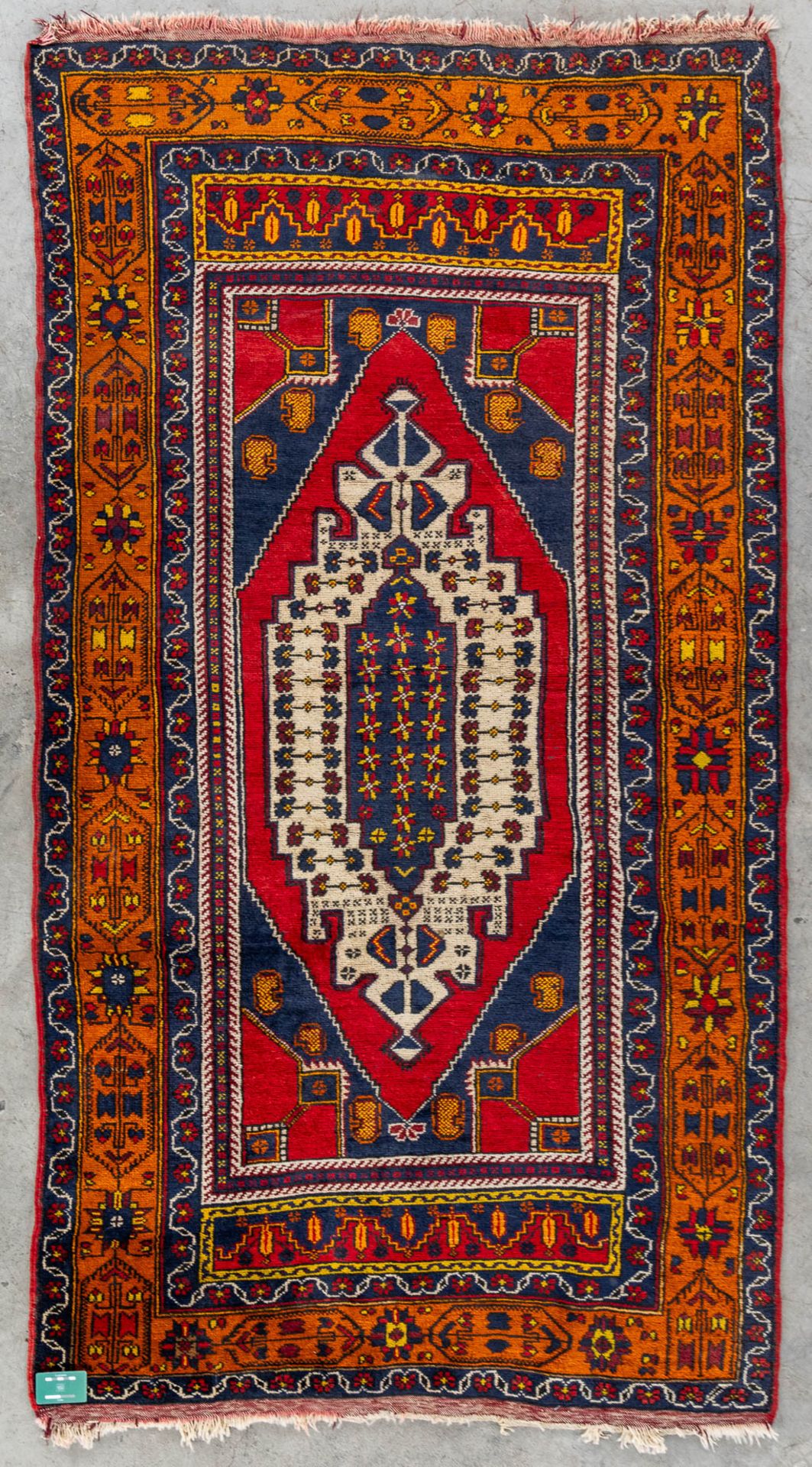 An Oriental hand-made carpet, probably Turkey, Anatolia. (L:236 x W:132 cm) - Bild 2 aus 7
