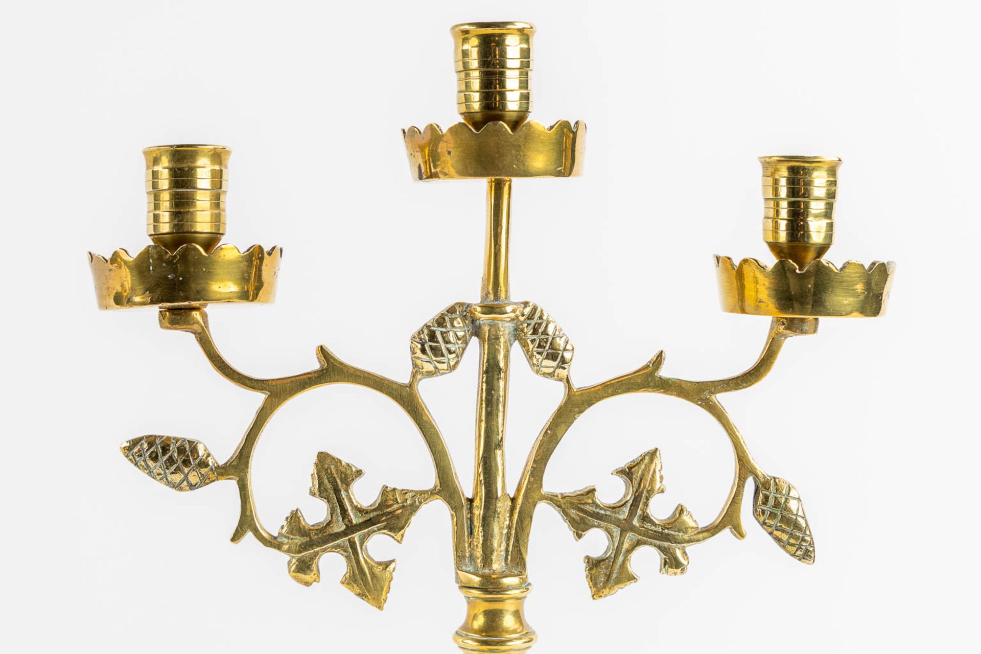 An altar crucifix with two matching candelabra. Gilt brass. Gothic Revival. (L:20 x W:29 x H:60 cm) - Bild 9 aus 14