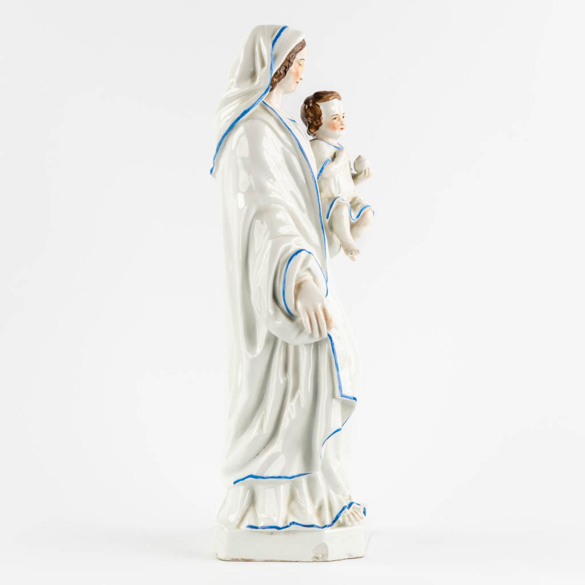 A large figurine of 'Madonna with a child' polychrome porcelain. 19th C. (L:17 x W:21 x H:52 cm) - Image 4 of 11