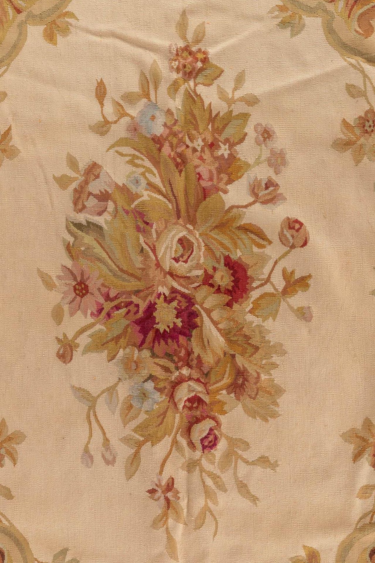 An exceptional carpet 'Aubusson'. France. (L:368 x W:275 cm) - Bild 7 aus 9