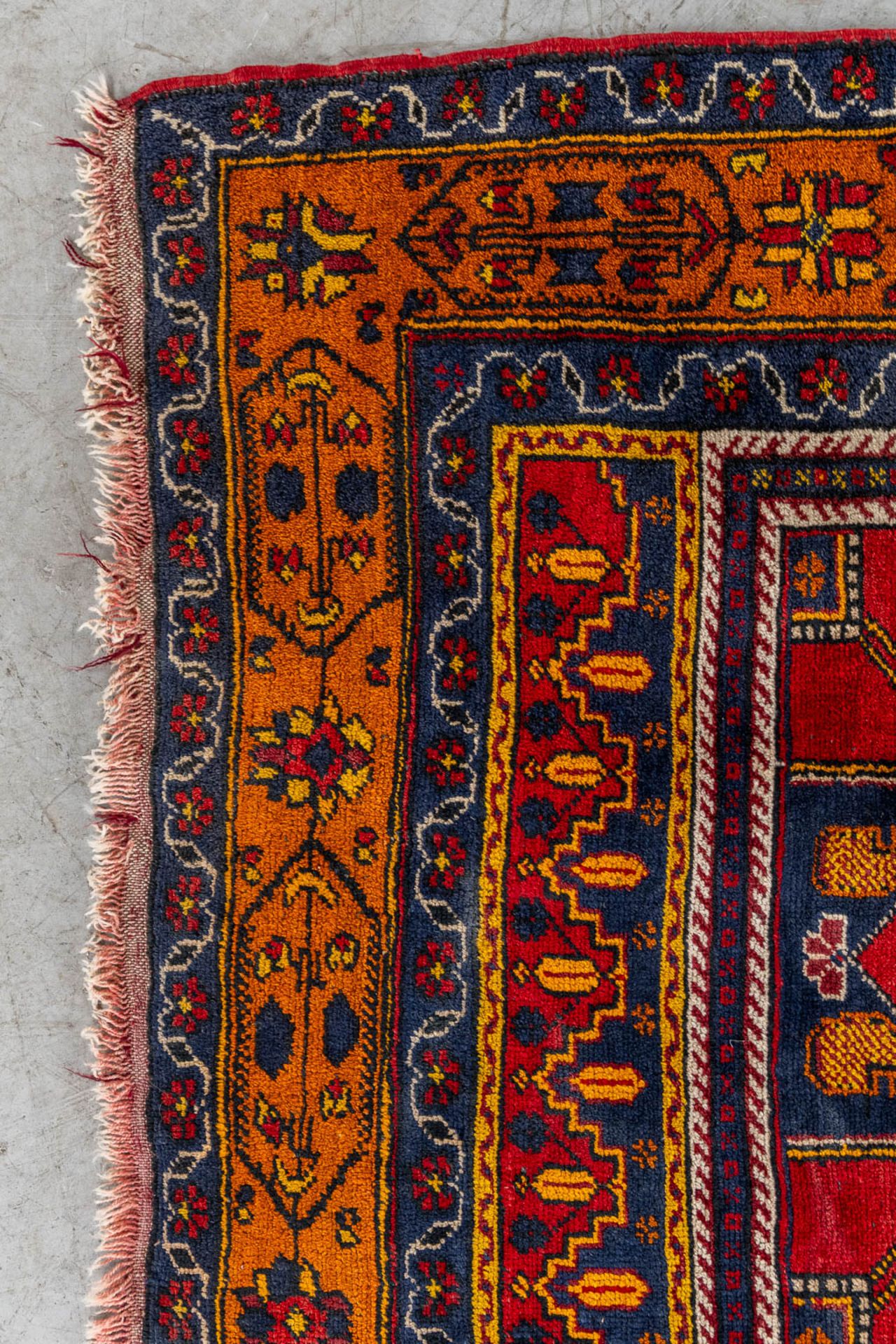 An Oriental hand-made carpet, probably Turkey, Anatolia. (L:236 x W:132 cm) - Bild 4 aus 7