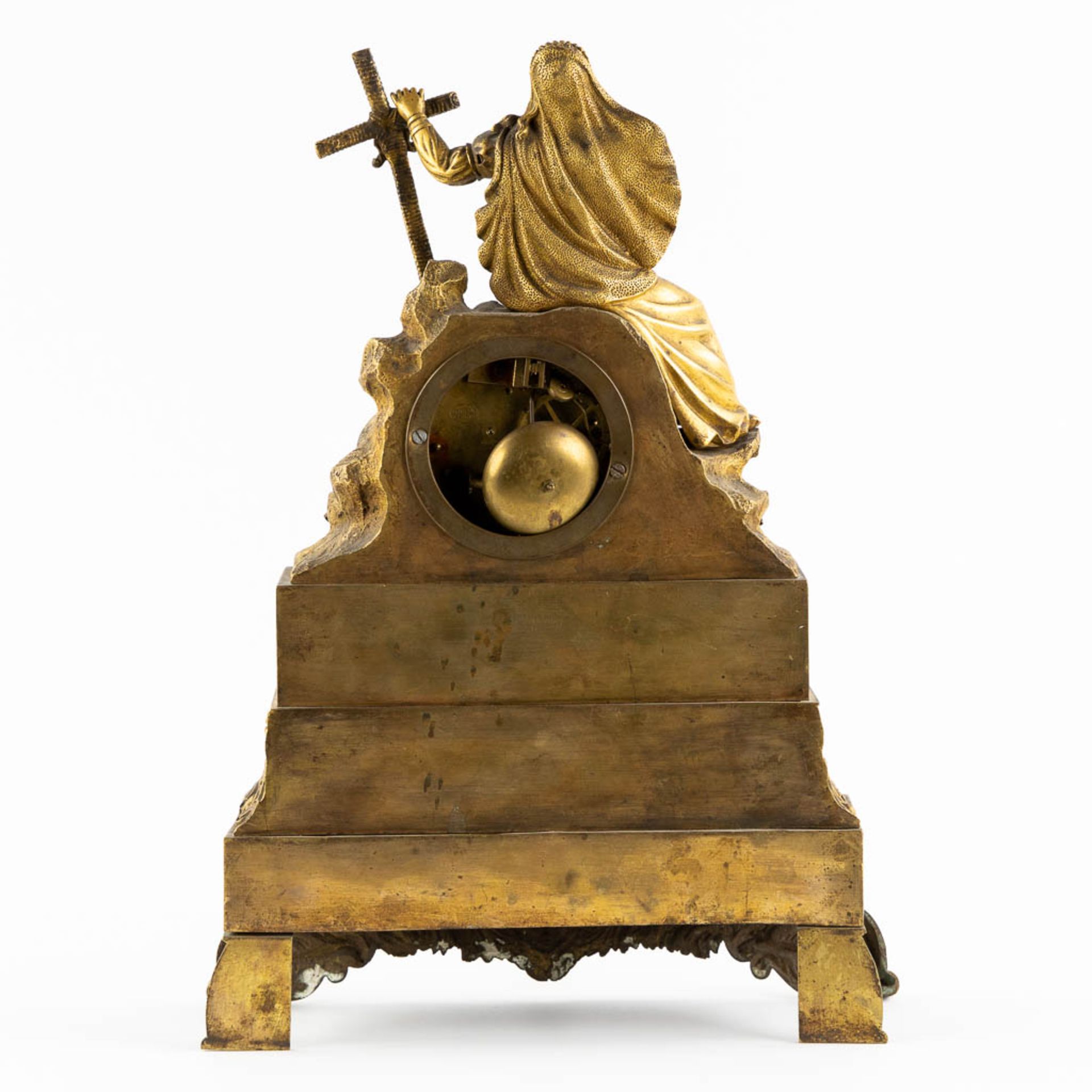 A mantle clock with a religious scène, gilt bronze in a Louis Philippe style. 19th C. (L:10 x W:30 x - Image 5 of 10