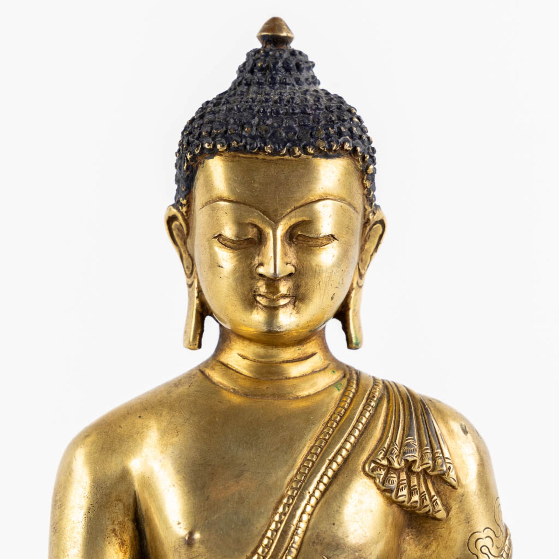 A seated buddha figurine, on a lotus flower. Gilt bronze. (L:15 x W:19 x H:22 cm) - Bild 8 aus 10