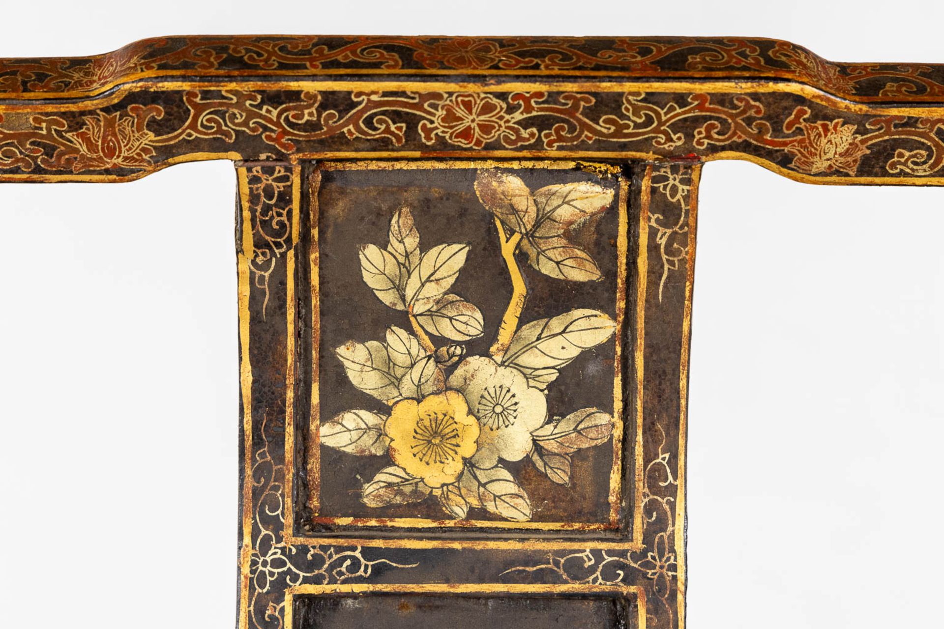 Two Chinese chairs, patinated wood decorated with Foo Lions and floral decor. 19th/20th C. (L:46 x W - Bild 37 aus 38