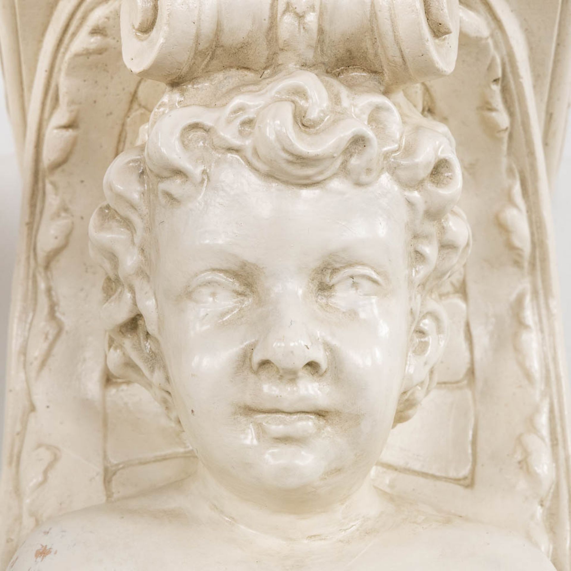 A pedestal for a figurine, Resine, added a wall mounted pedestal, patinated plaster. (L:24 x W:25 x - Bild 6 aus 12