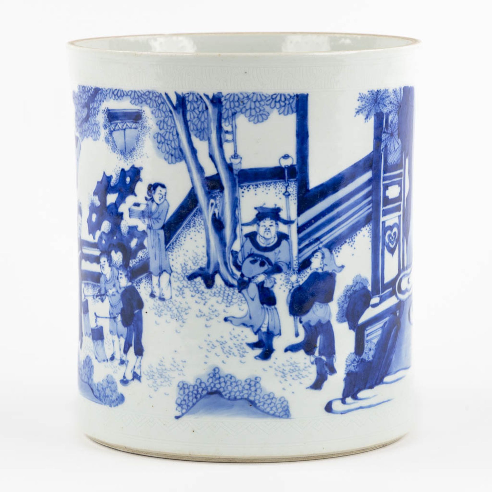 A large Chinese pot, blue-white, decor of figurines in a garden. 20th C. . (H:21 x D:19 cm) - Bild 6 aus 11