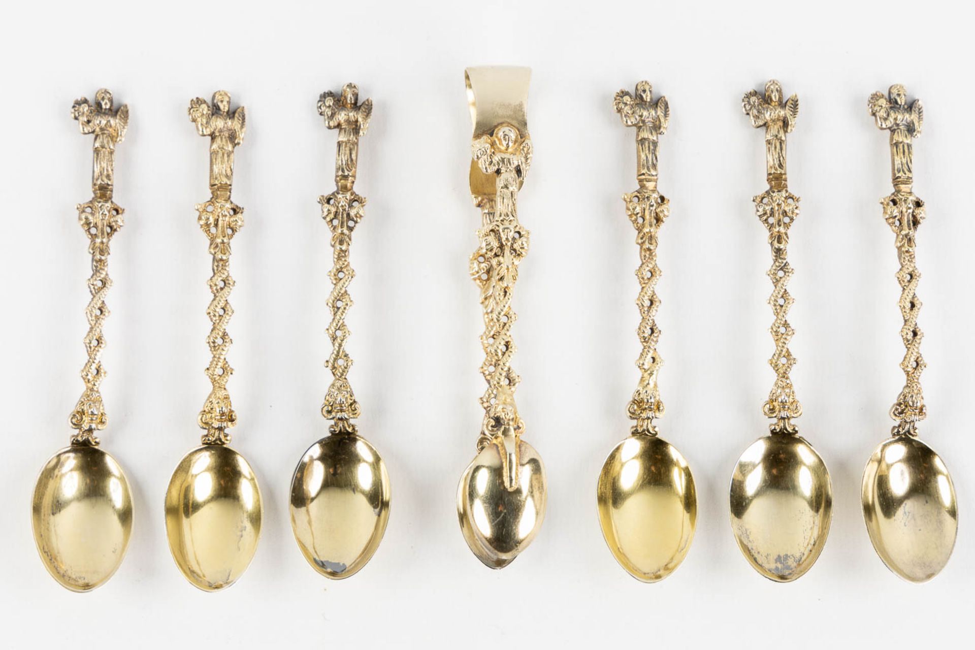 6 coffee spoons, a sugarthong, sugar caster and ice scoop, silver. France and UK, 19th C. (L:17 x W: - Image 5 of 15