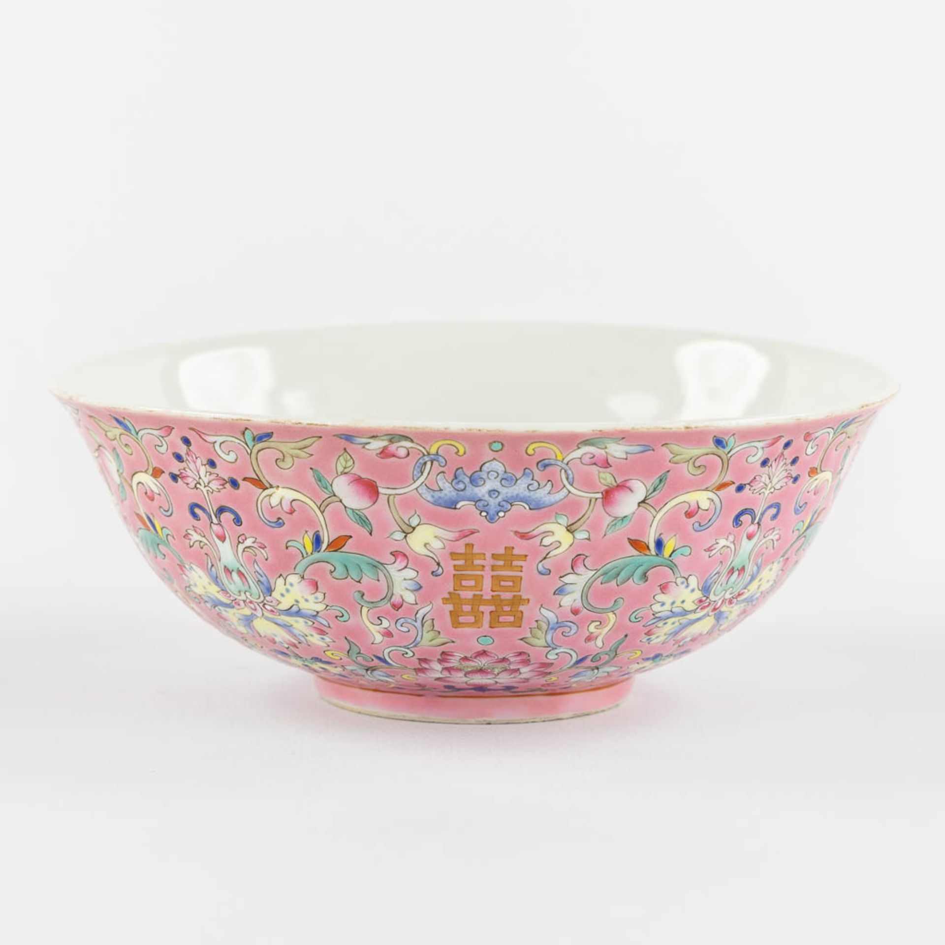 A Chinese Famille Rose bowl decorated with peaches, Daoguang mark. (H:6 x D:16,5 cm) - Image 4 of 11